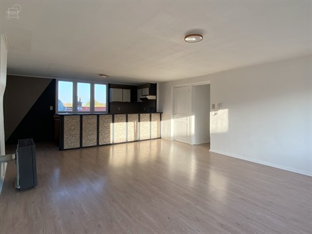 Bel appartement au 2ème étage d'un immeuble en centre-ville de LE BIZET composé d'un séjour ouvert sur cuisine équipée, une salle de bain, 2 cha...