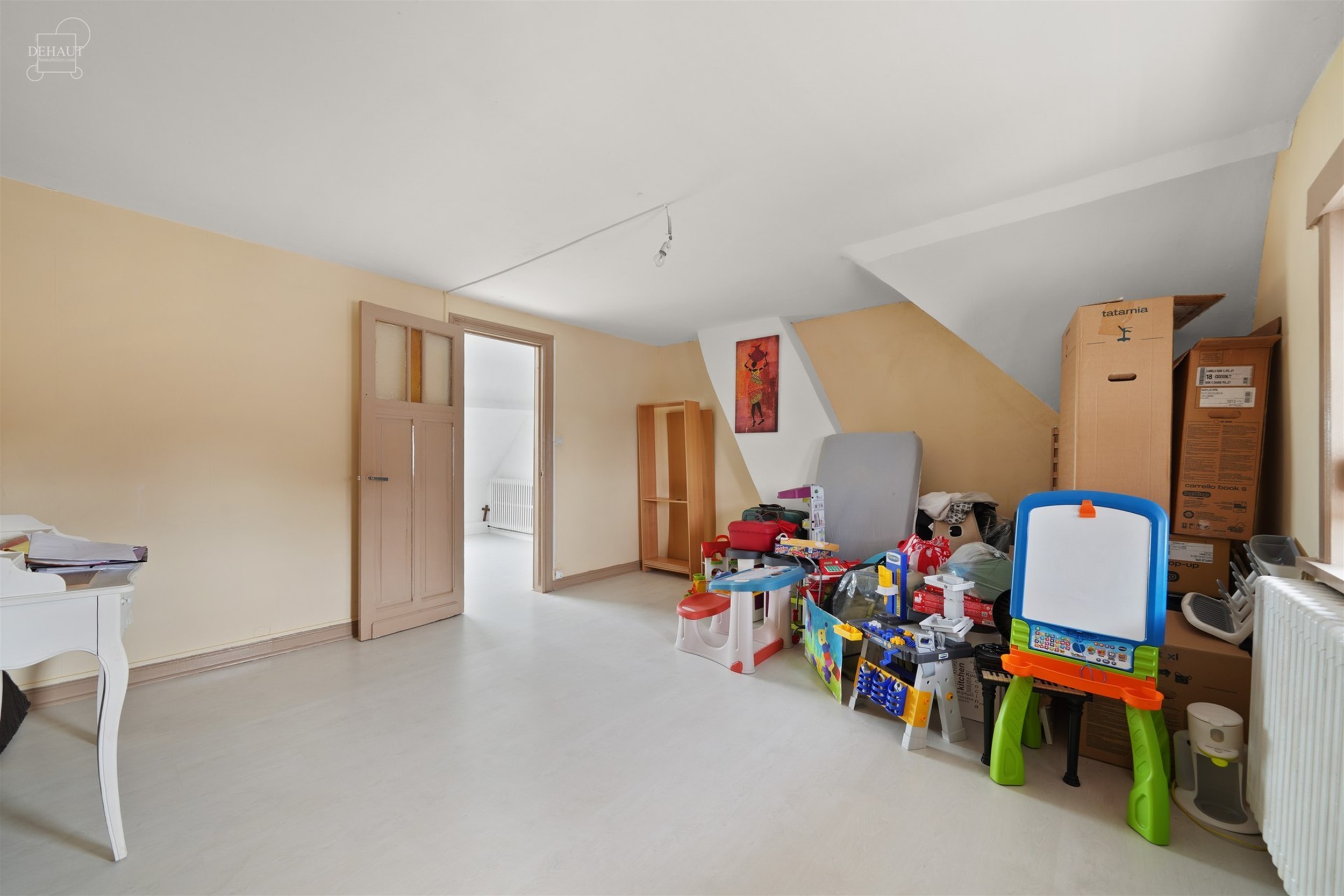 Jolie maison mitoyenne composée d'un hall d'entrée, un séjour, une cuisine, une véranda, une salle de bain, une buanderie et 4 chambres dont une p...