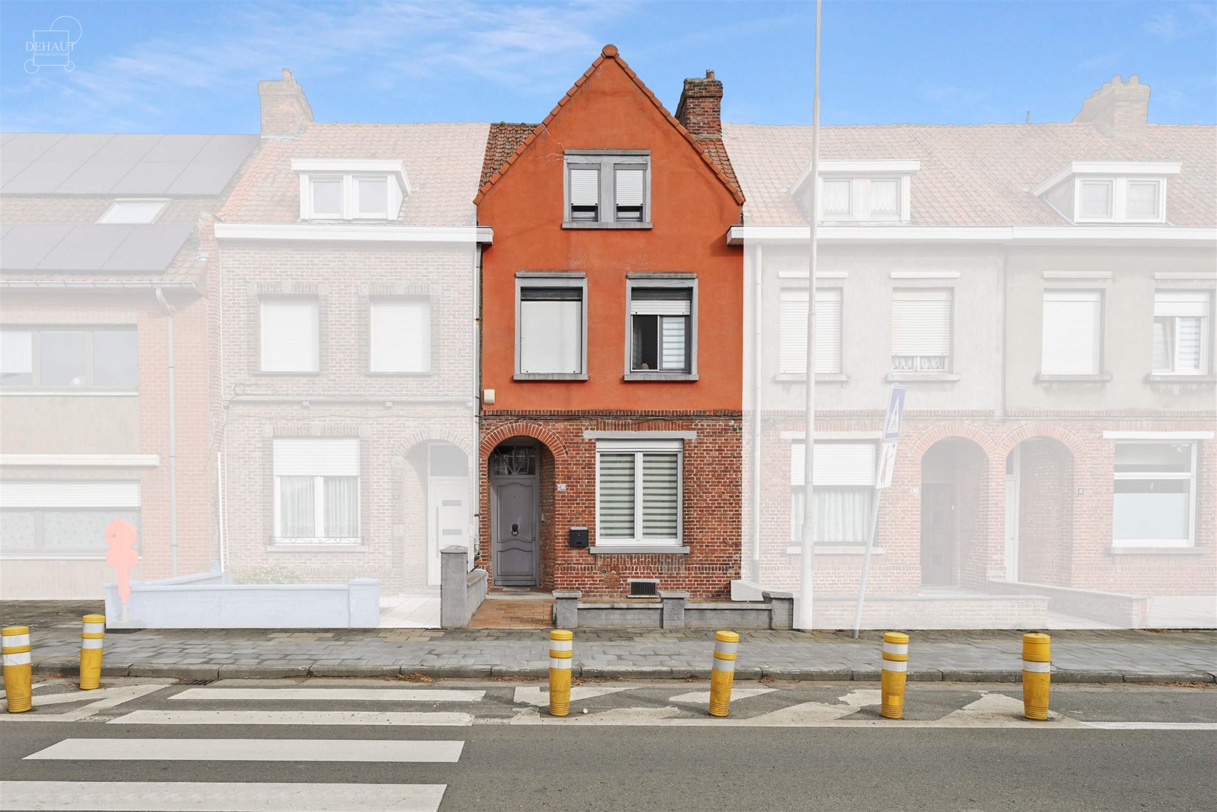 Jolie maison mitoyenne composée d'un hall d'entrée, un séjour, une cuisine, une véranda, une salle de bain, une buanderie et 4 chambres dont une p...
