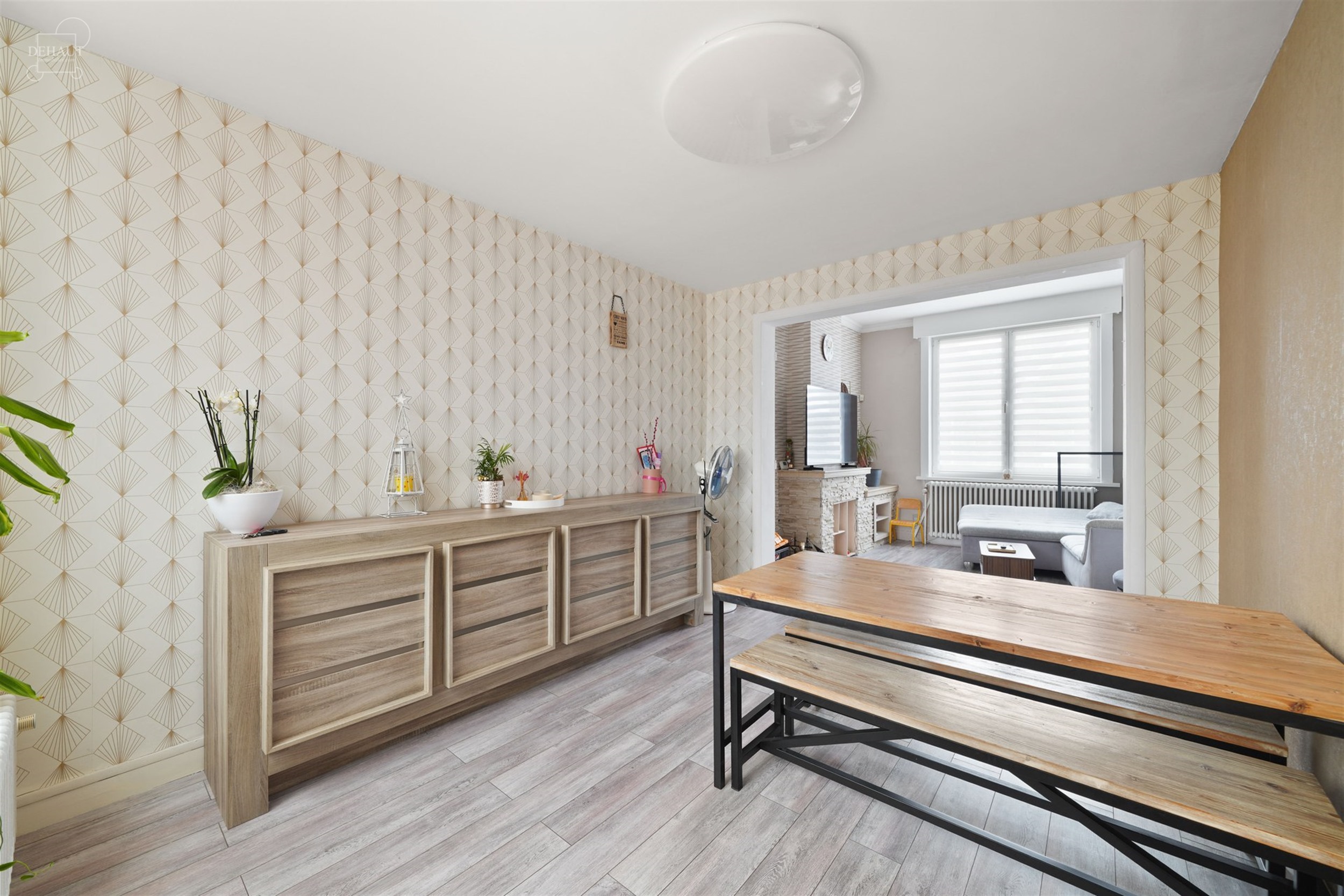 Jolie maison mitoyenne composée d'un hall d'entrée, un séjour, une cuisine, une véranda, une salle de bain, une buanderie et 4 chambres dont une p...