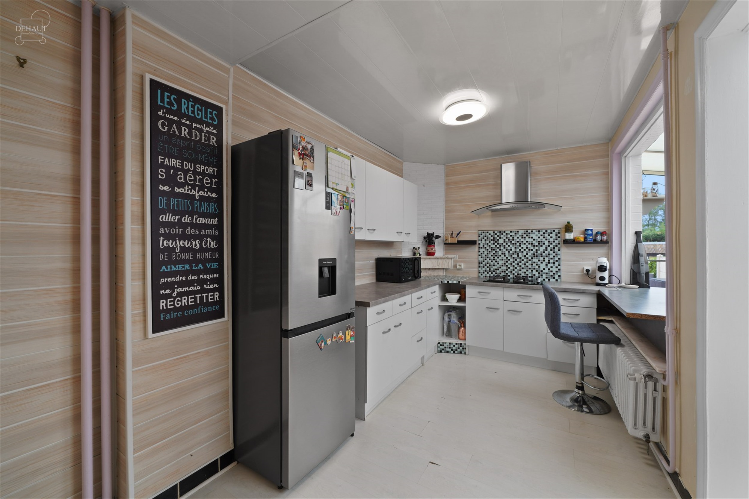 Jolie maison mitoyenne composée d'un hall d'entrée, un séjour, une cuisine, une véranda, une salle de bain, une buanderie et 4 chambres dont une p...