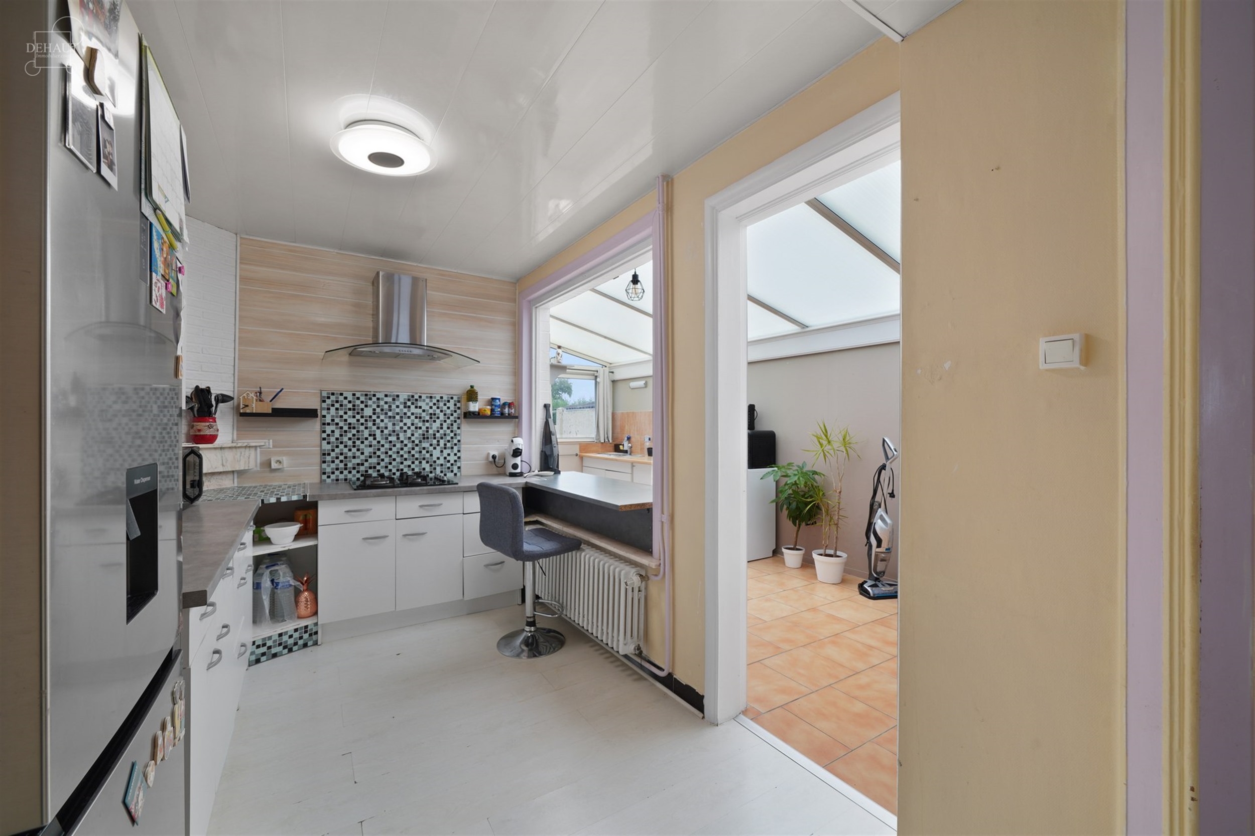 Jolie maison mitoyenne composée d'un hall d'entrée, un séjour, une cuisine, une véranda, une salle de bain, une buanderie et 4 chambres dont une p...