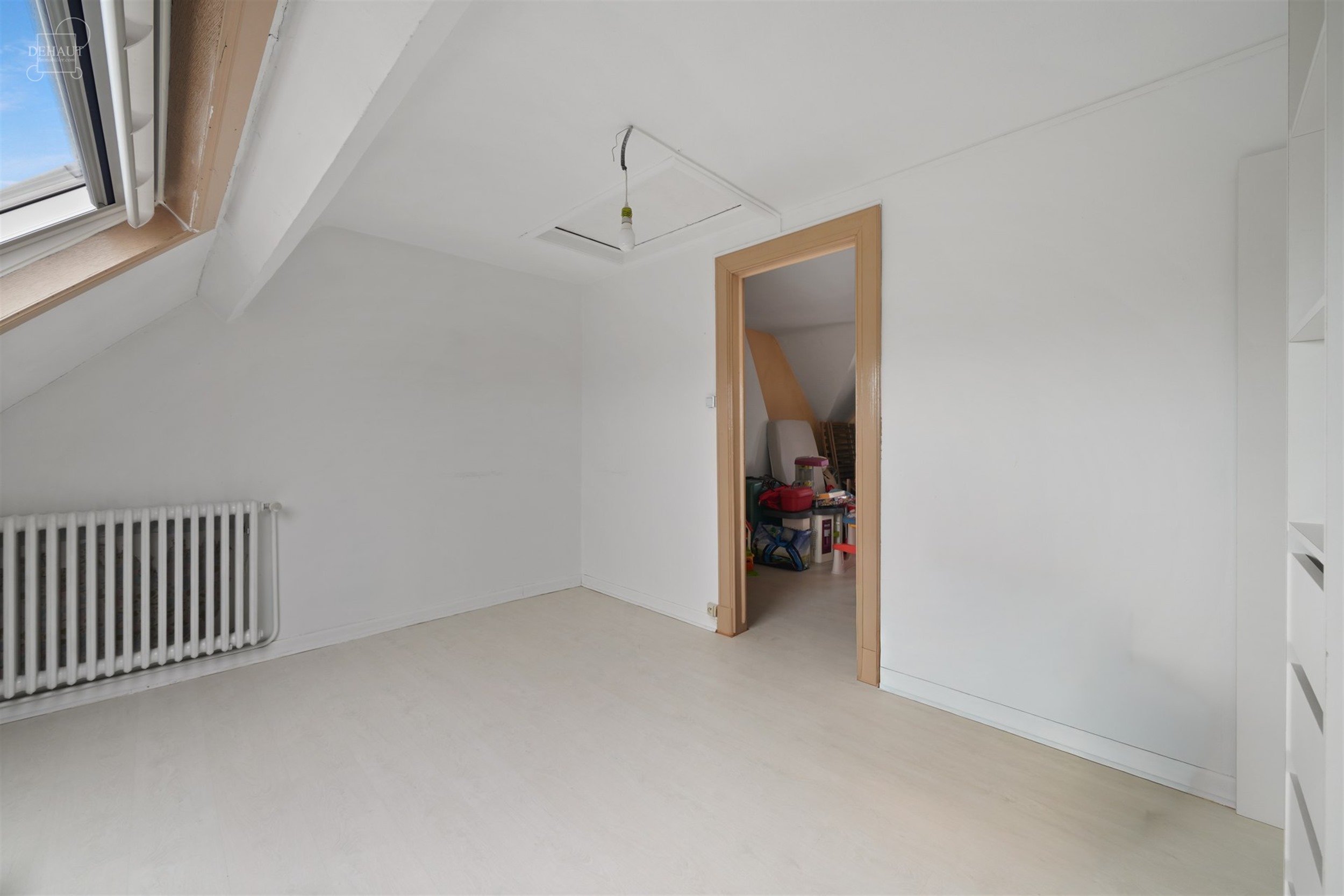 Jolie maison mitoyenne composée d'un hall d'entrée, un séjour, une cuisine, une véranda, une salle de bain, une buanderie et 4 chambres dont une p...