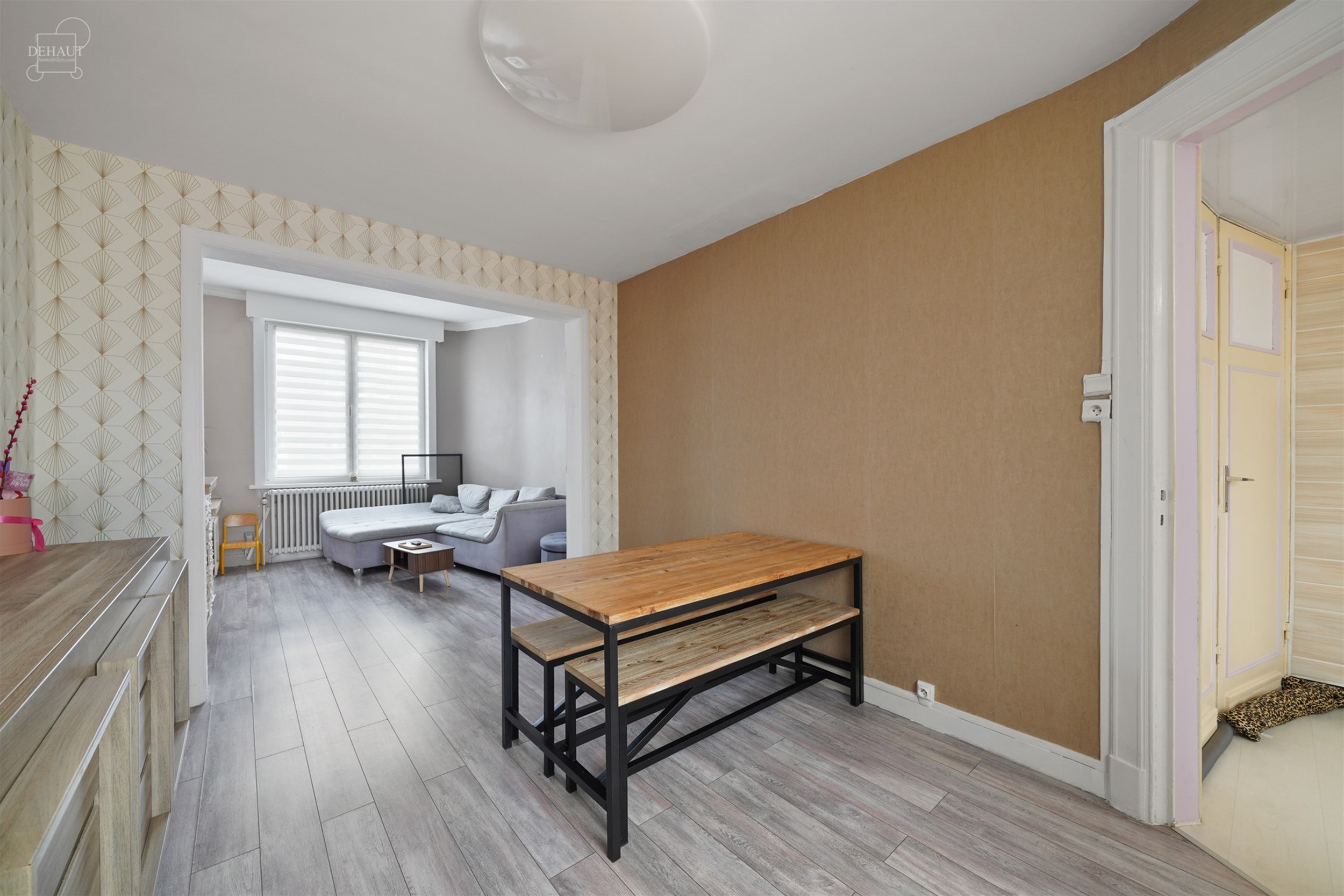 Jolie maison mitoyenne composée d'un hall d'entrée, un séjour, une cuisine, une véranda, une salle de bain, une buanderie et 4 chambres dont une p...