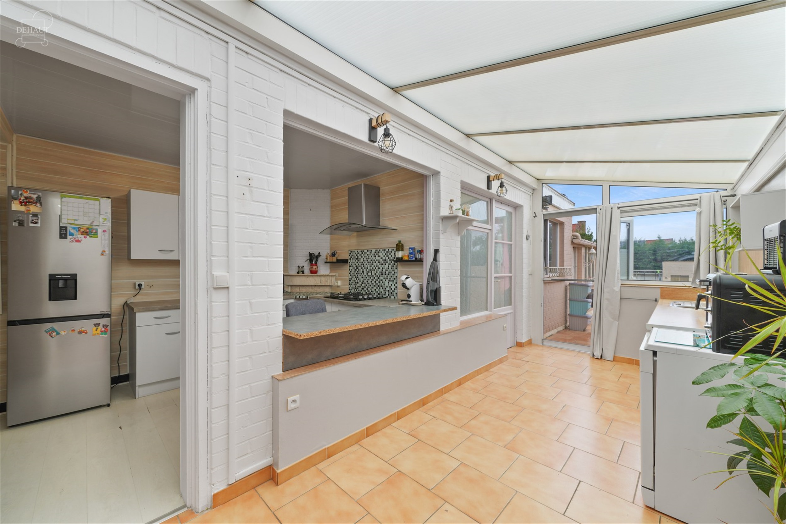 Jolie maison mitoyenne composée d'un hall d'entrée, un séjour, une cuisine, une véranda, une salle de bain, une buanderie et 4 chambres dont une p...