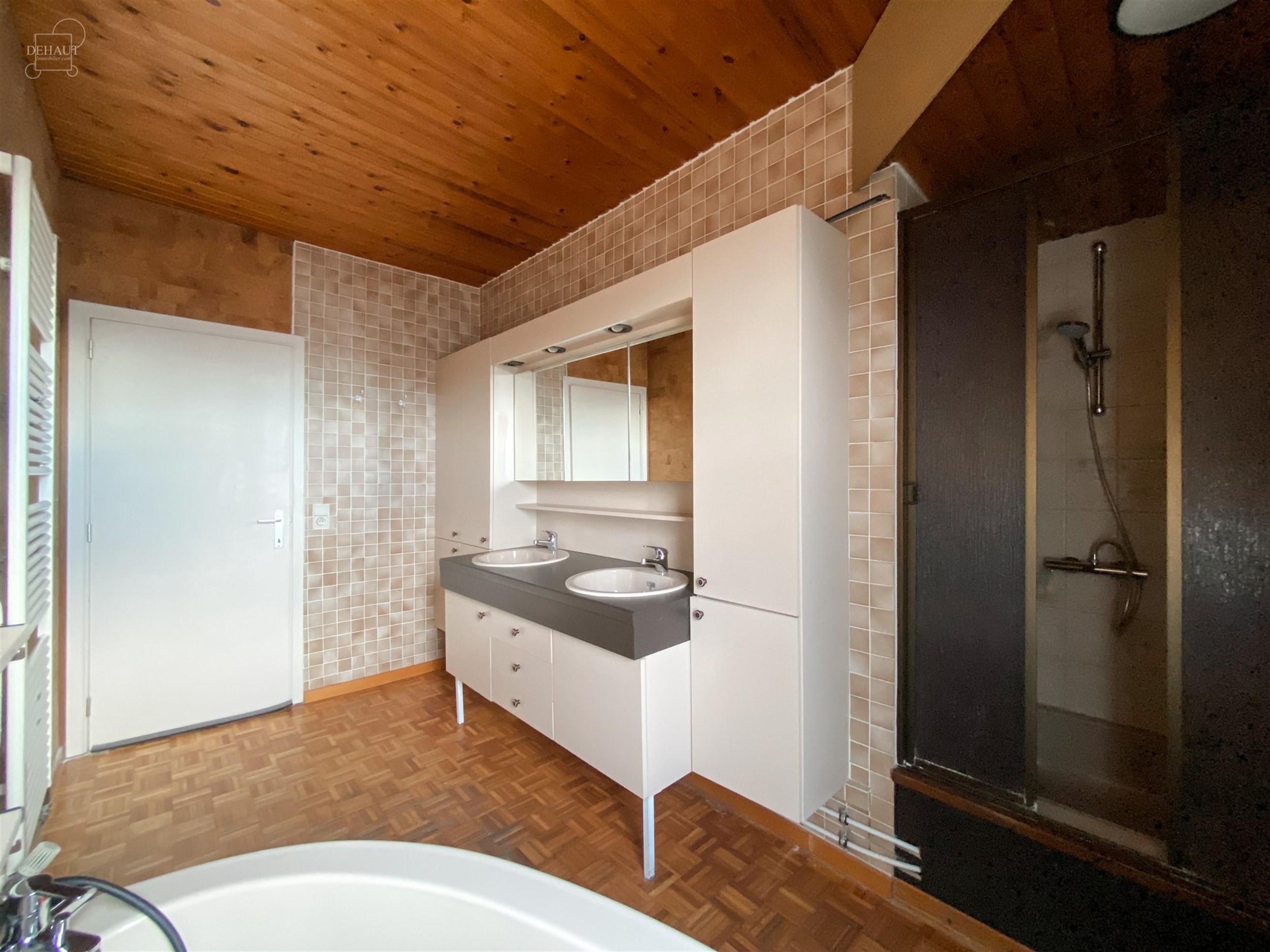 Superbe appartement duplex situé sur la grand-place de COMINES avec grande terrasse d'env.18m². 
Propose un superbe et lumineux espace de vie ouver...