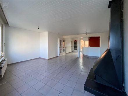 Superbe appartement duplex situé sur la grand-place de COMINES avec grande terrasse d'env.18m². 
Propose un superbe et lumineux espace de vie ouver...
