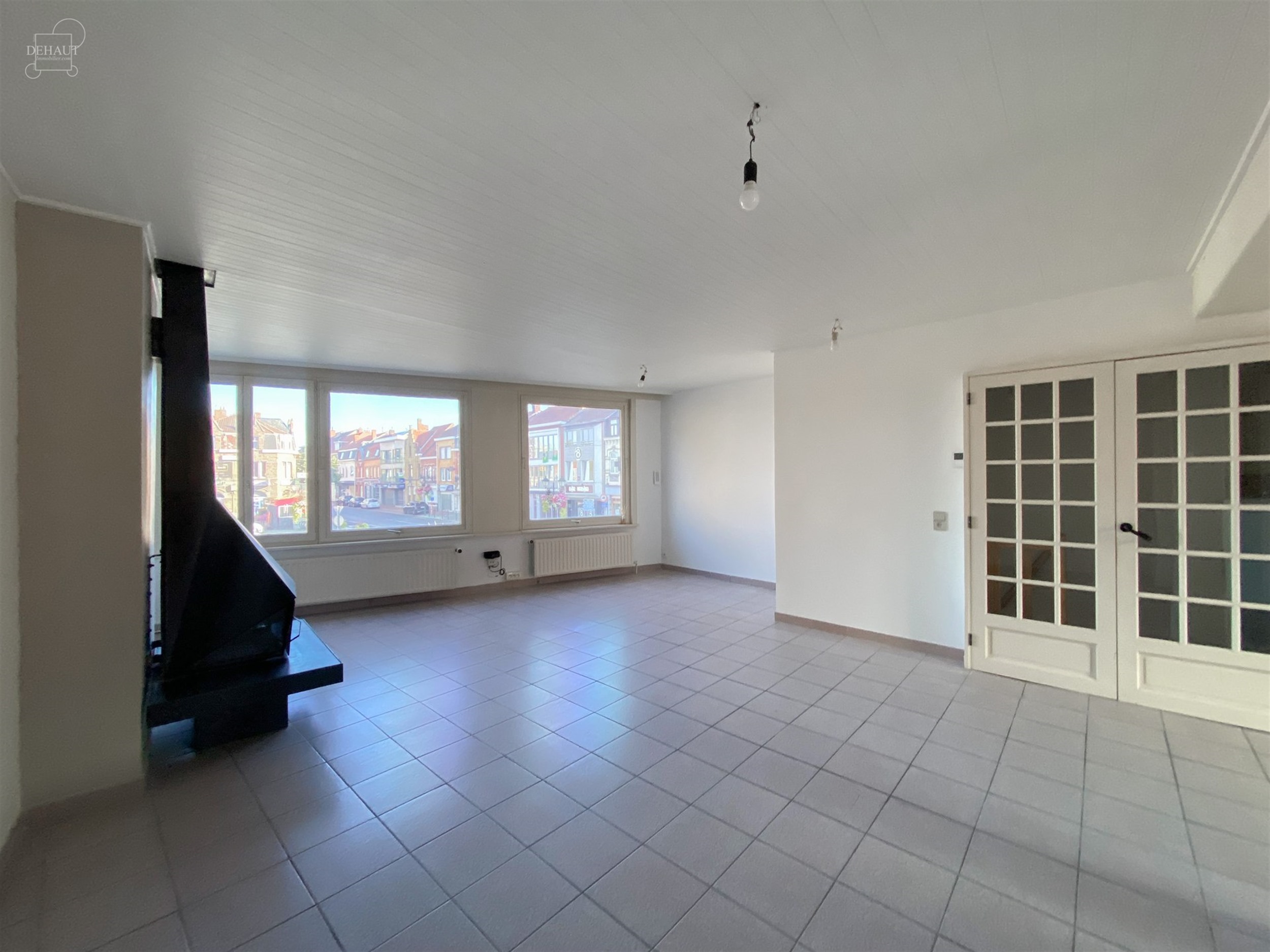 Superbe appartement duplex situé sur la grand-place de COMINES avec grande terrasse d'env.18m². 
Propose un superbe et lumineux espace de vie ouver...