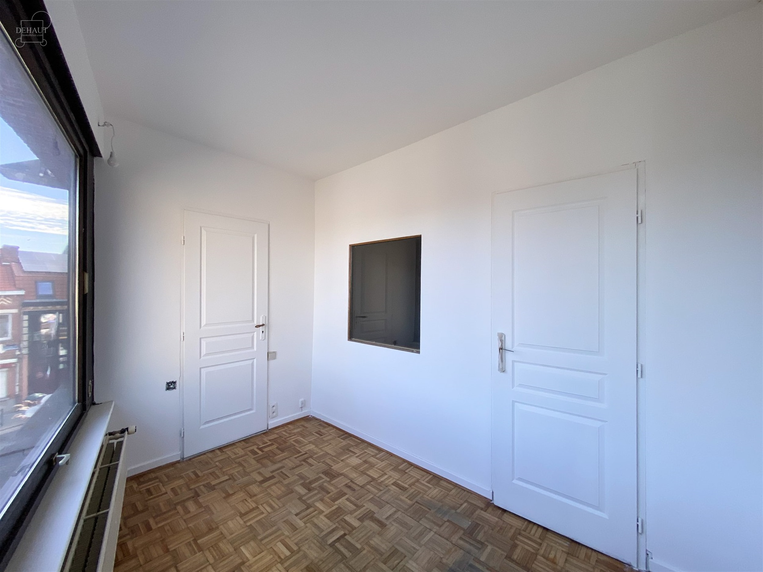 Superbe appartement duplex situé sur la grand-place de COMINES avec grande terrasse d'env.18m². 
Propose un superbe et lumineux espace de vie ouver...