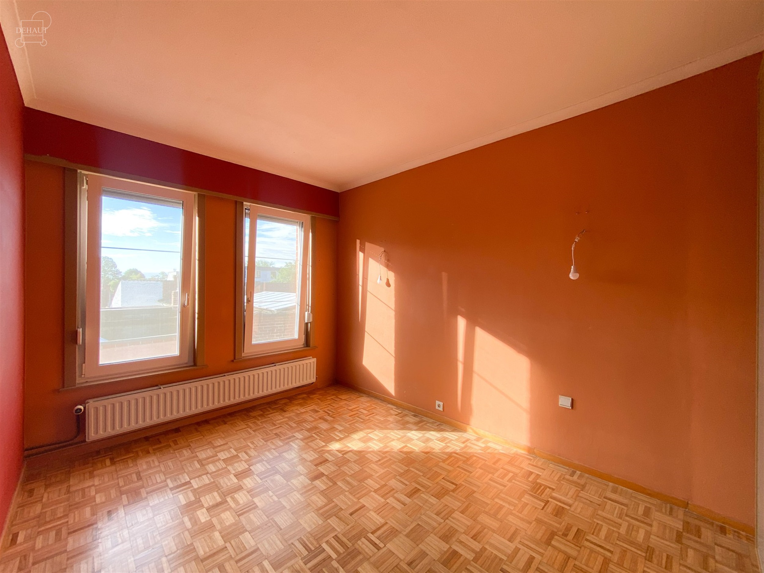 Superbe appartement duplex situé sur la grand-place de COMINES avec grande terrasse d'env.18m². 
Propose un superbe et lumineux espace de vie ouver...