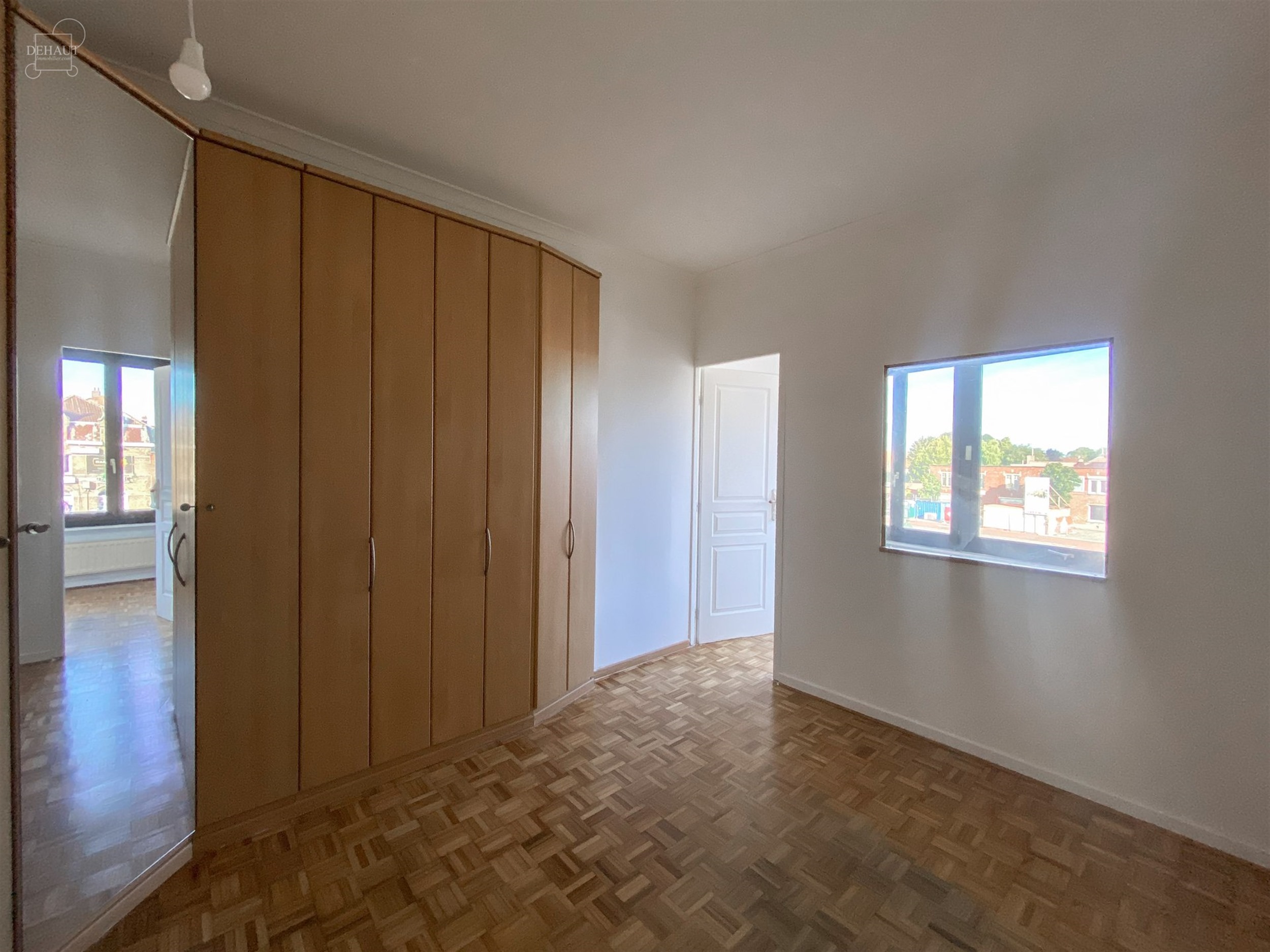 Superbe appartement duplex situé sur la grand-place de COMINES avec grande terrasse d'env.18m². 
Propose un superbe et lumineux espace de vie ouver...