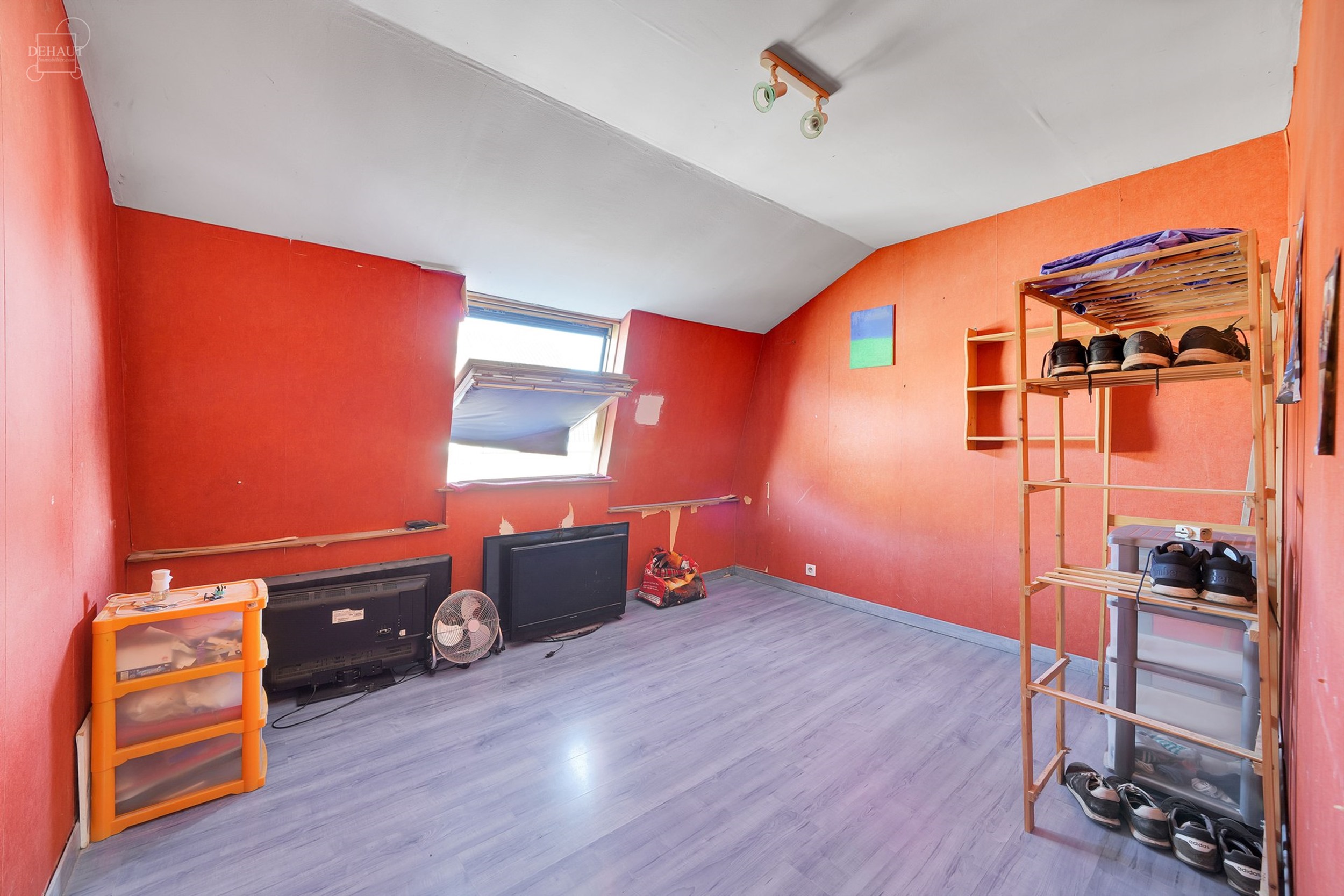 Grande maison de ville disposant d'un hall d'entrée desservant un séjour, une cuisine équipée, un dessous d'escalier faisant office de cellier, un...