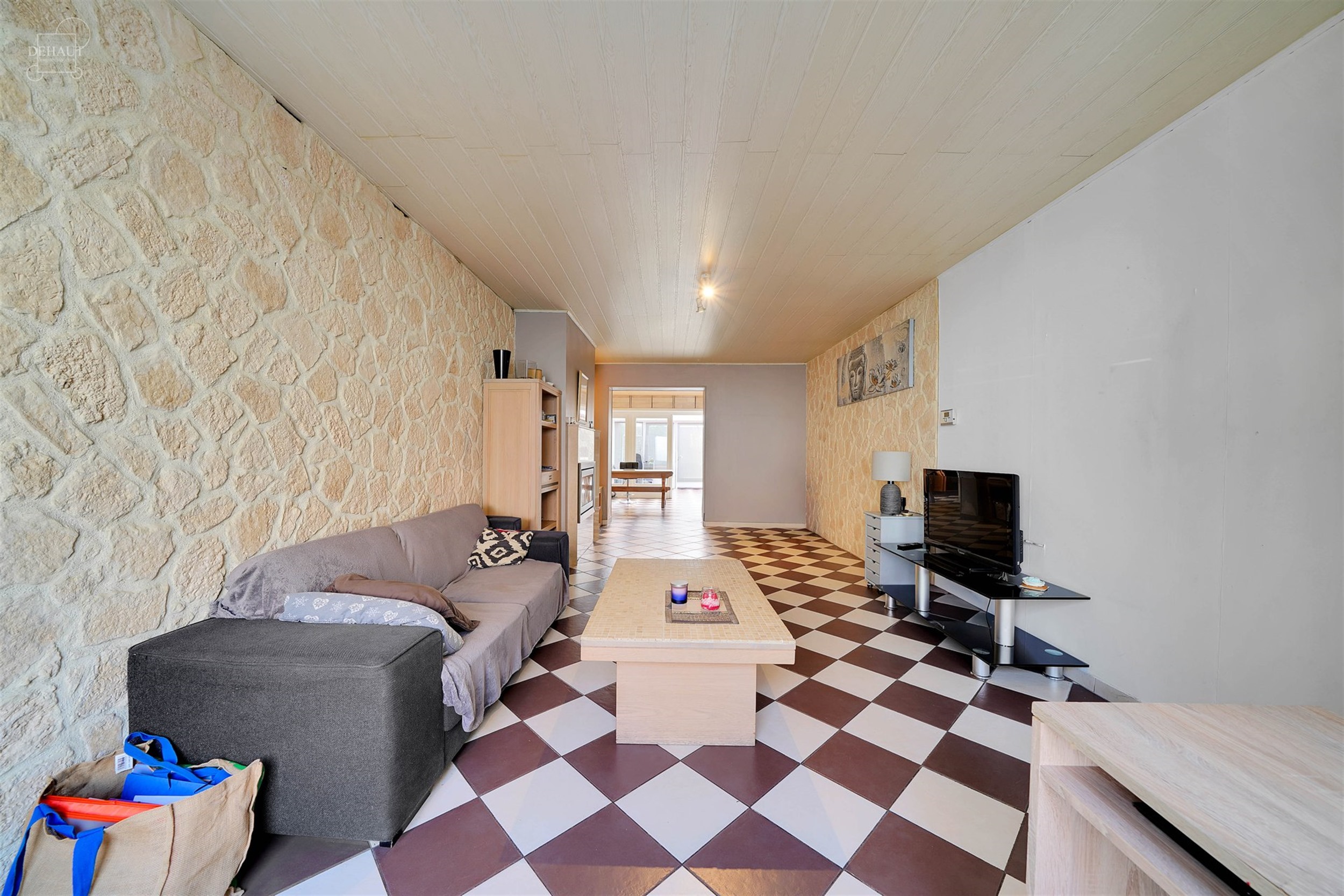 Grande maison de ville disposant d'un hall d'entrée desservant un séjour, une cuisine équipée, un dessous d'escalier faisant office de cellier, un...