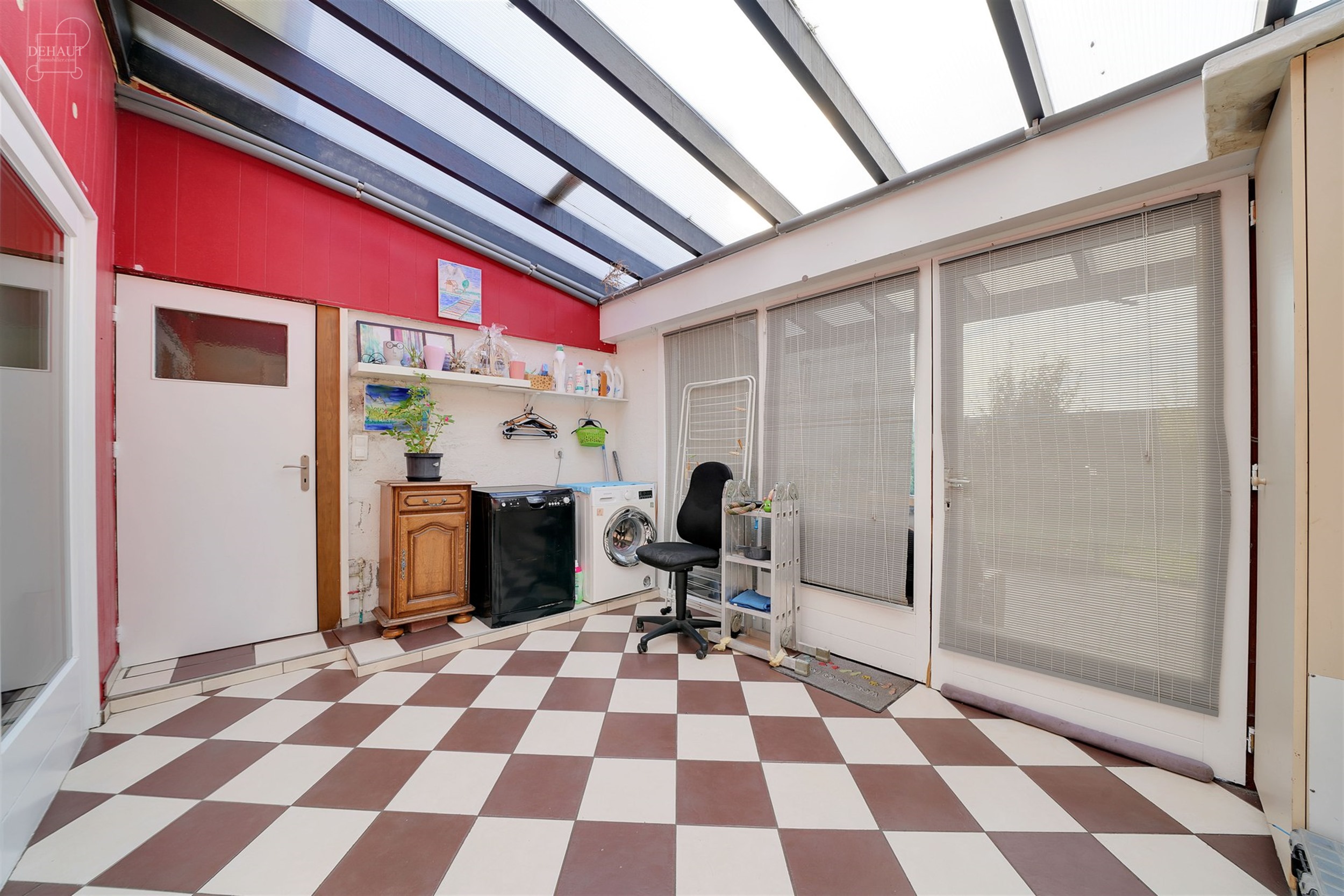 Grande maison de ville disposant d'un hall d'entrée desservant un séjour, une cuisine équipée, un dessous d'escalier faisant office de cellier, un...