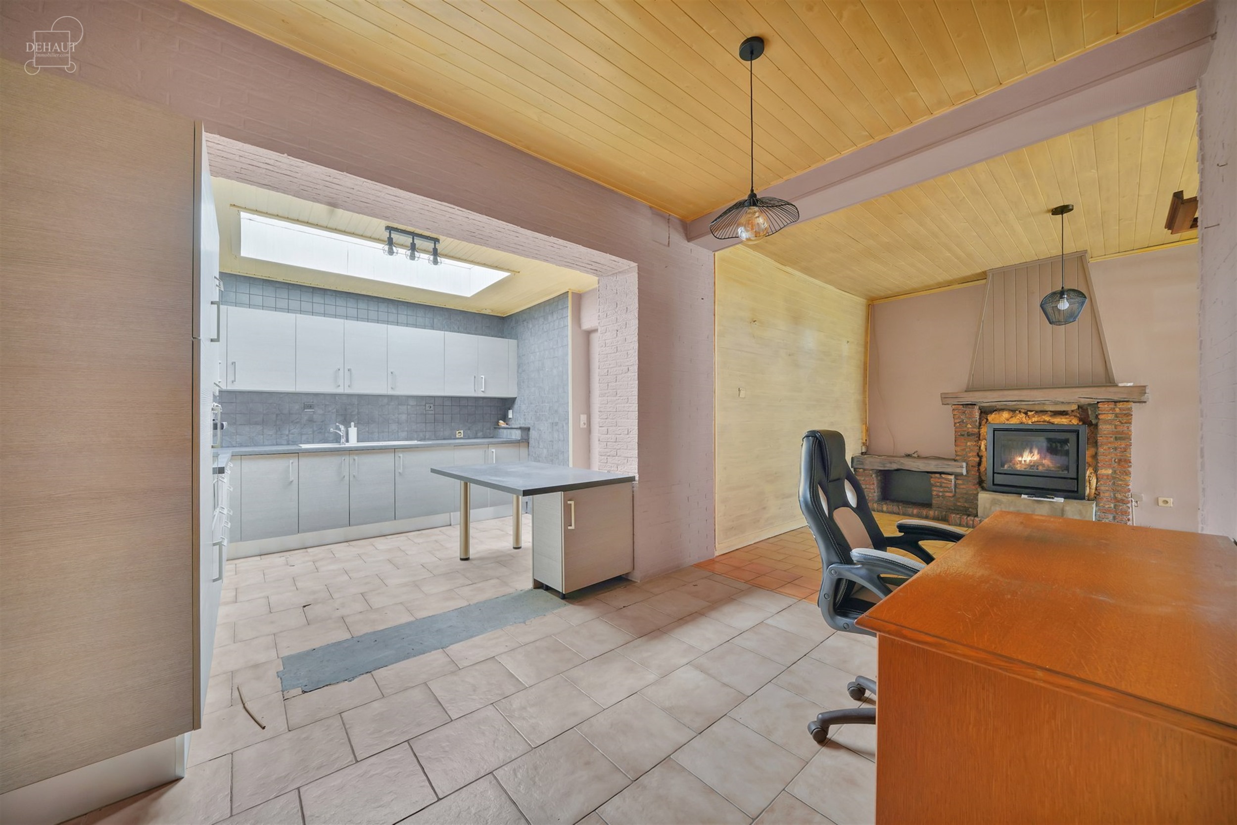 Large maison de ville avec garage située à deux pas du centre-ville et de toutes ses commodités. Comprend un espace de vie ouvert sur cuisine équi...