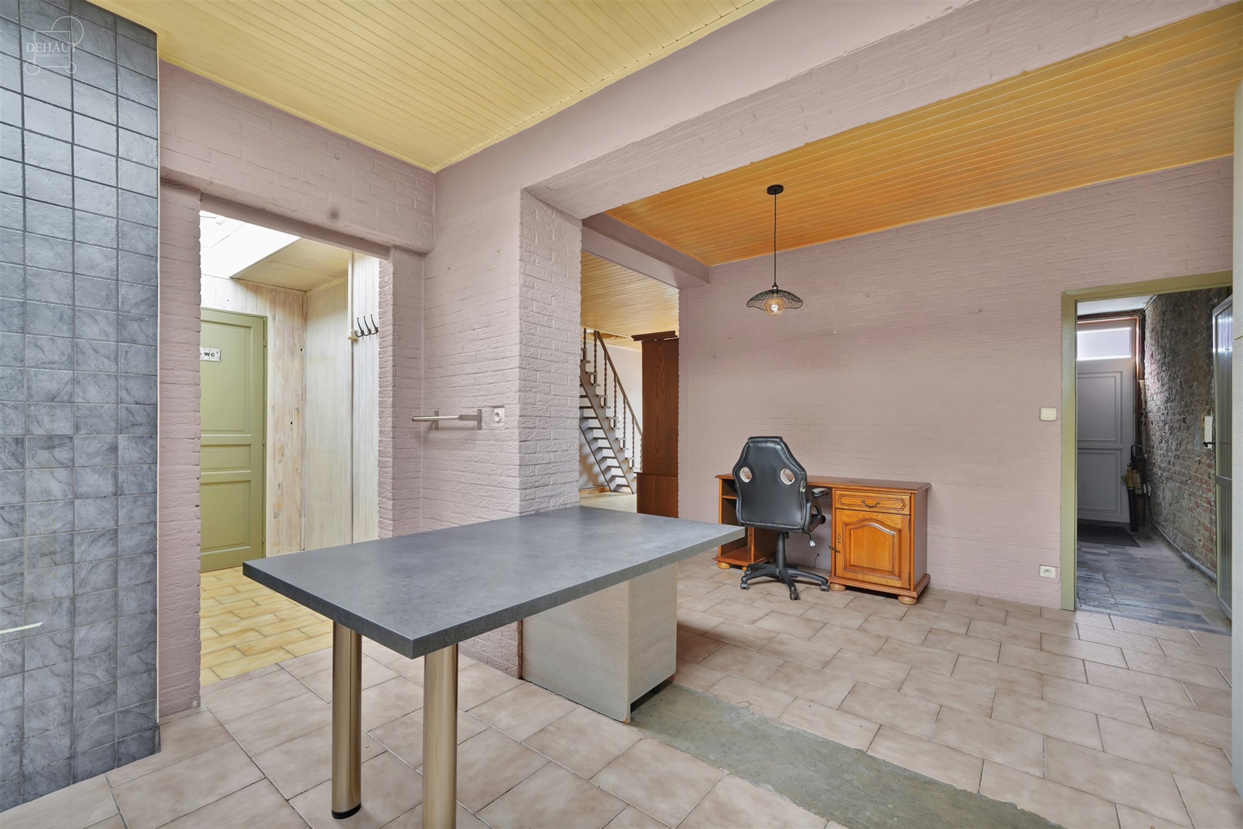 Large maison de ville avec garage située à deux pas du centre-ville et de toutes ses commodités. Comprend un espace de vie ouvert sur cuisine équi...