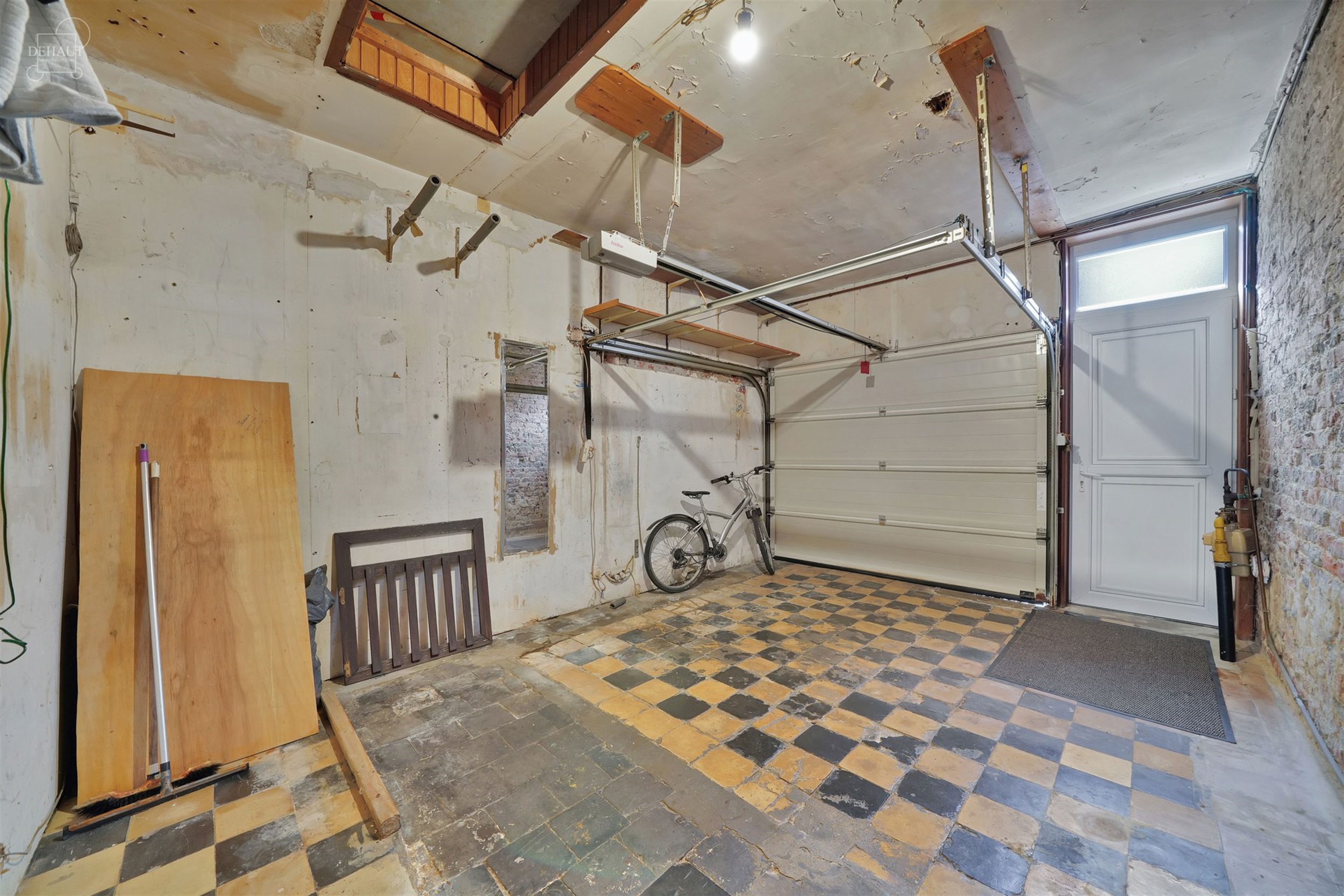Large maison de ville avec garage située à deux pas du centre-ville et de toutes ses commodités. Comprend un espace de vie ouvert sur cuisine équi...