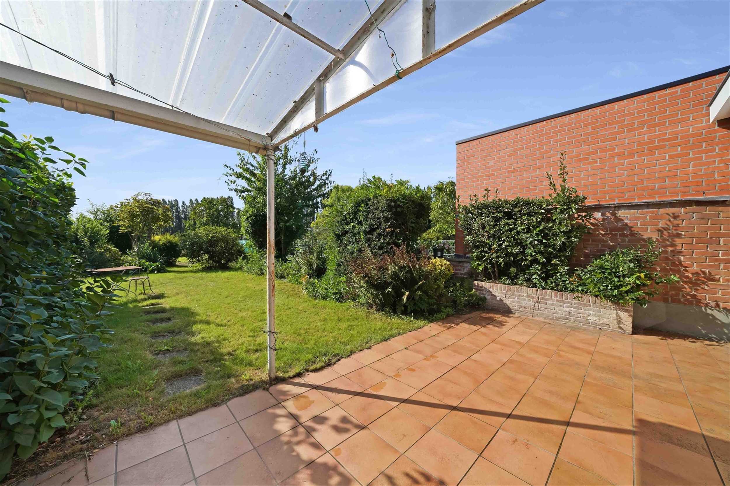 Ruime rijwoning met garage, gelegen op een steenworp afstand van het stadscentrum van COMINES. 
Op de begane grond bevinden zich een hal die uitkomt o...