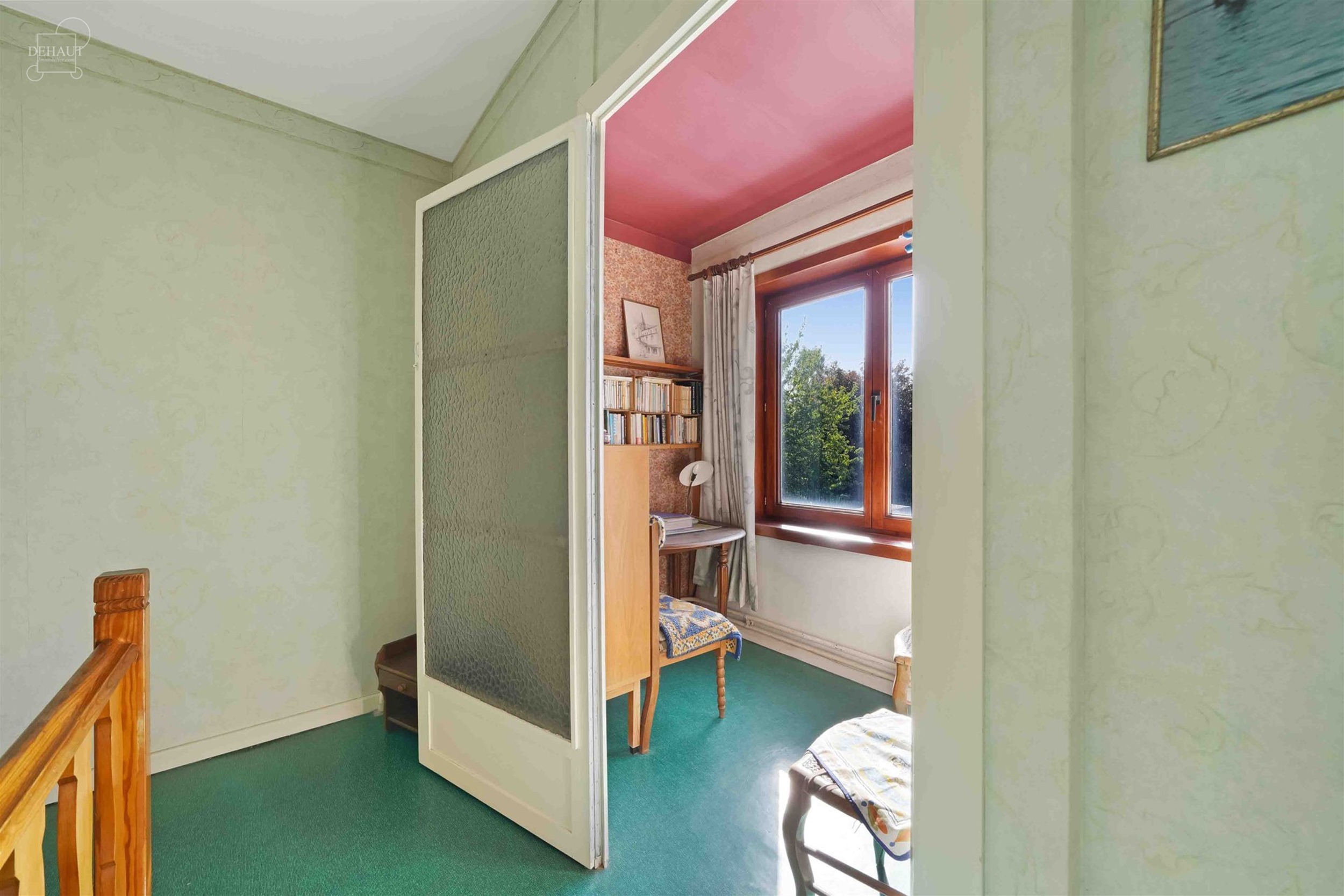 Ruime rijwoning met garage, gelegen op een steenworp afstand van het stadscentrum van COMINES. 
Op de begane grond bevinden zich een hal die uitkomt o...