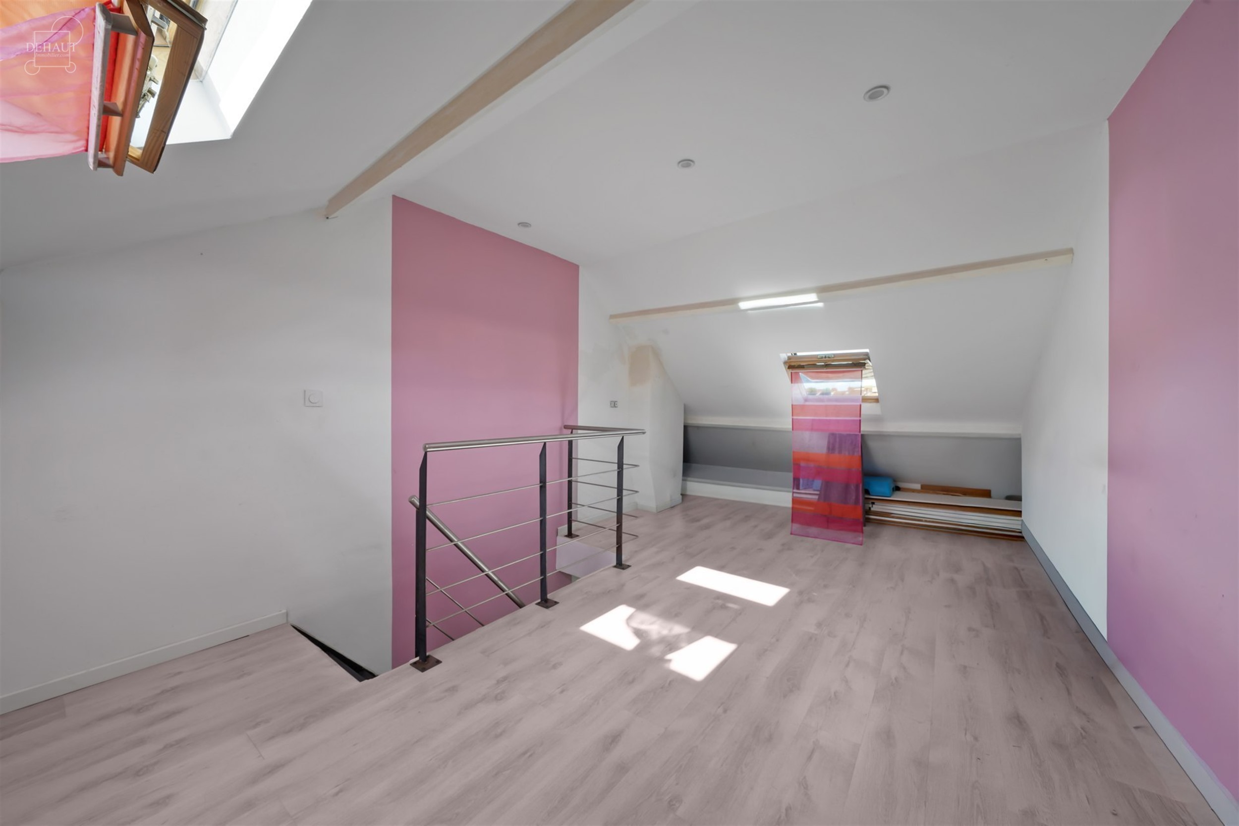 Mooi gerenoveerd herenhuis, gelegen vlak bij alle voorzieningen.
Bestaat uit een ruime inkomhal, een woonkamer die uitkomt op een ingerichte keuken, e...