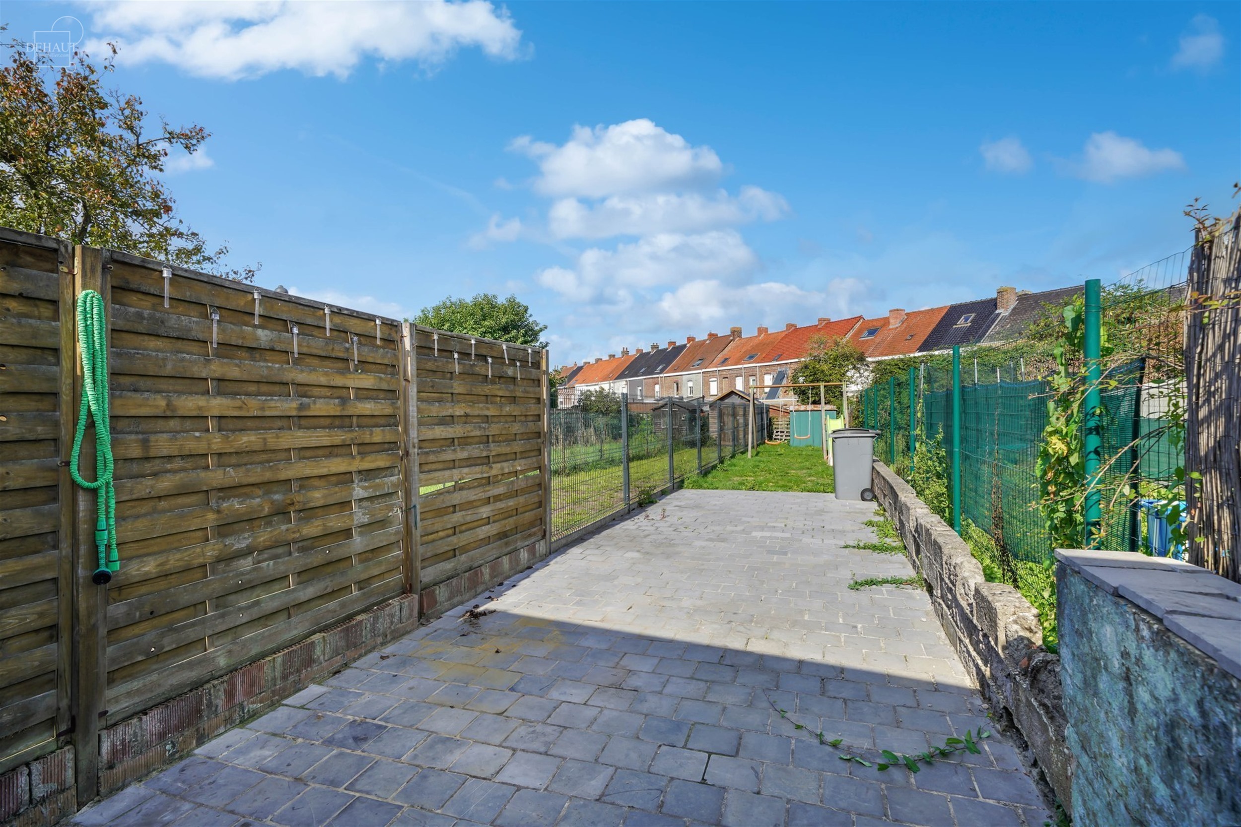 Mooi gerenoveerd herenhuis, gelegen vlak bij alle voorzieningen.
Bestaat uit een ruime inkomhal, een woonkamer die uitkomt op een ingerichte keuken, e...