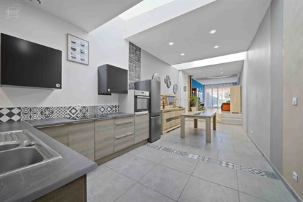 Jolie maison de ville rénovée située à proximité de toutes commodités.
Composée d'un grand hall d'entrée, un séjour ouvert sur une cuisine �...