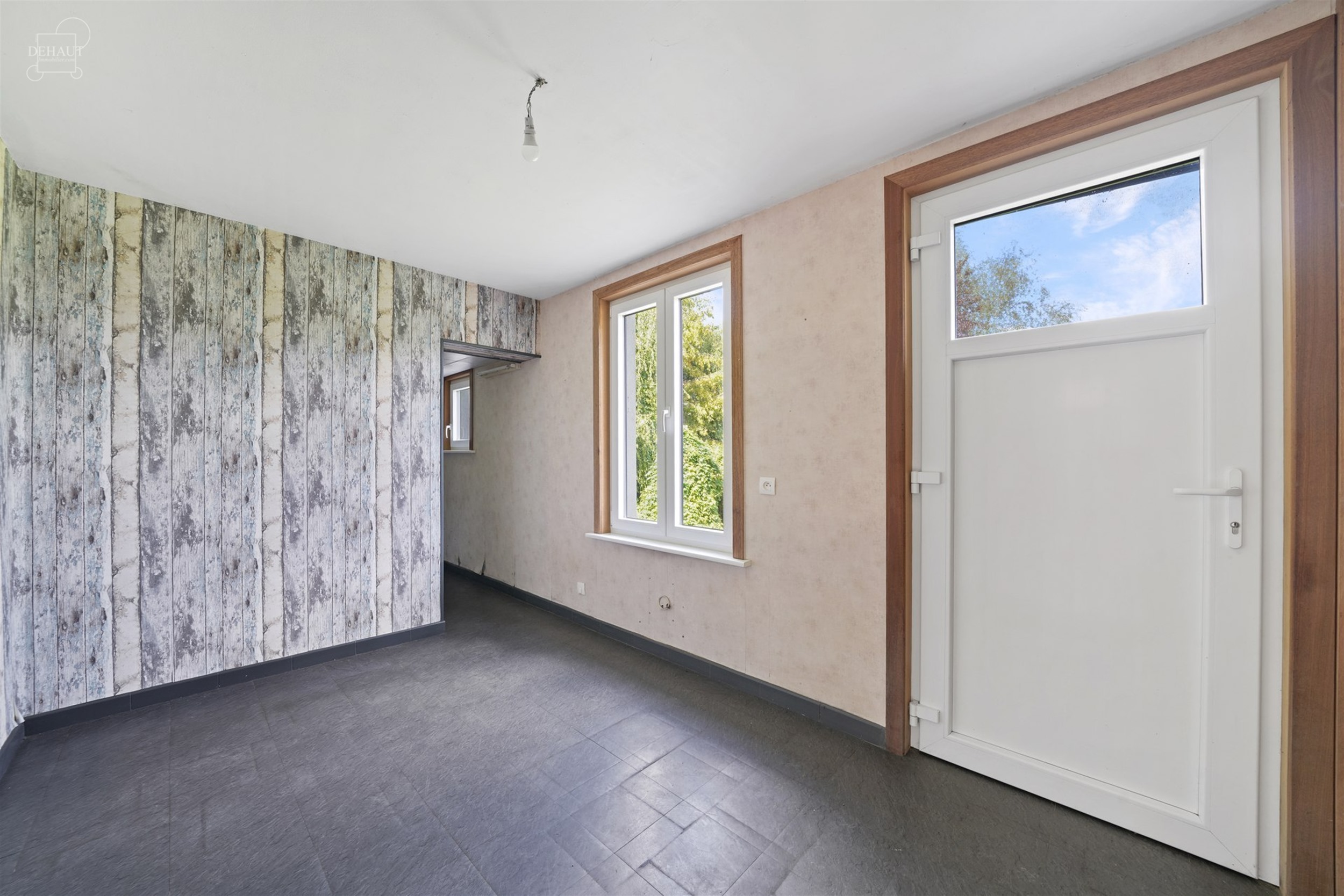 Charmante gelijkvloerse woning, iets terugliggend van een landweggetje, gebouwd op een perceel van ca. 1900 m².
Bestaat uit een woonkamer, een eetkam...