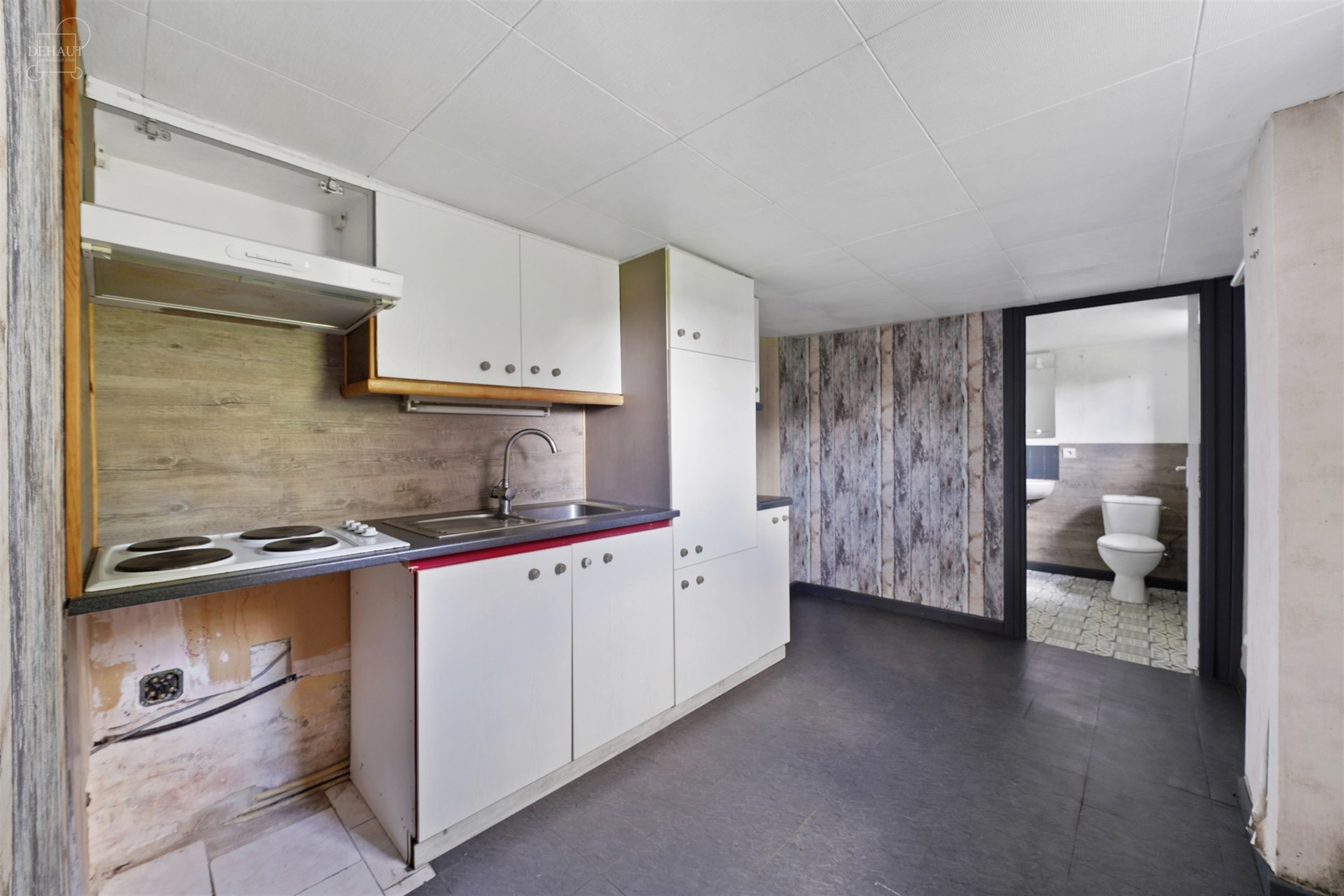Charmante gelijkvloerse woning, iets terugliggend van een landweggetje, gebouwd op een perceel van ca. 1900 m².
Bestaat uit een woonkamer, een eetkam...