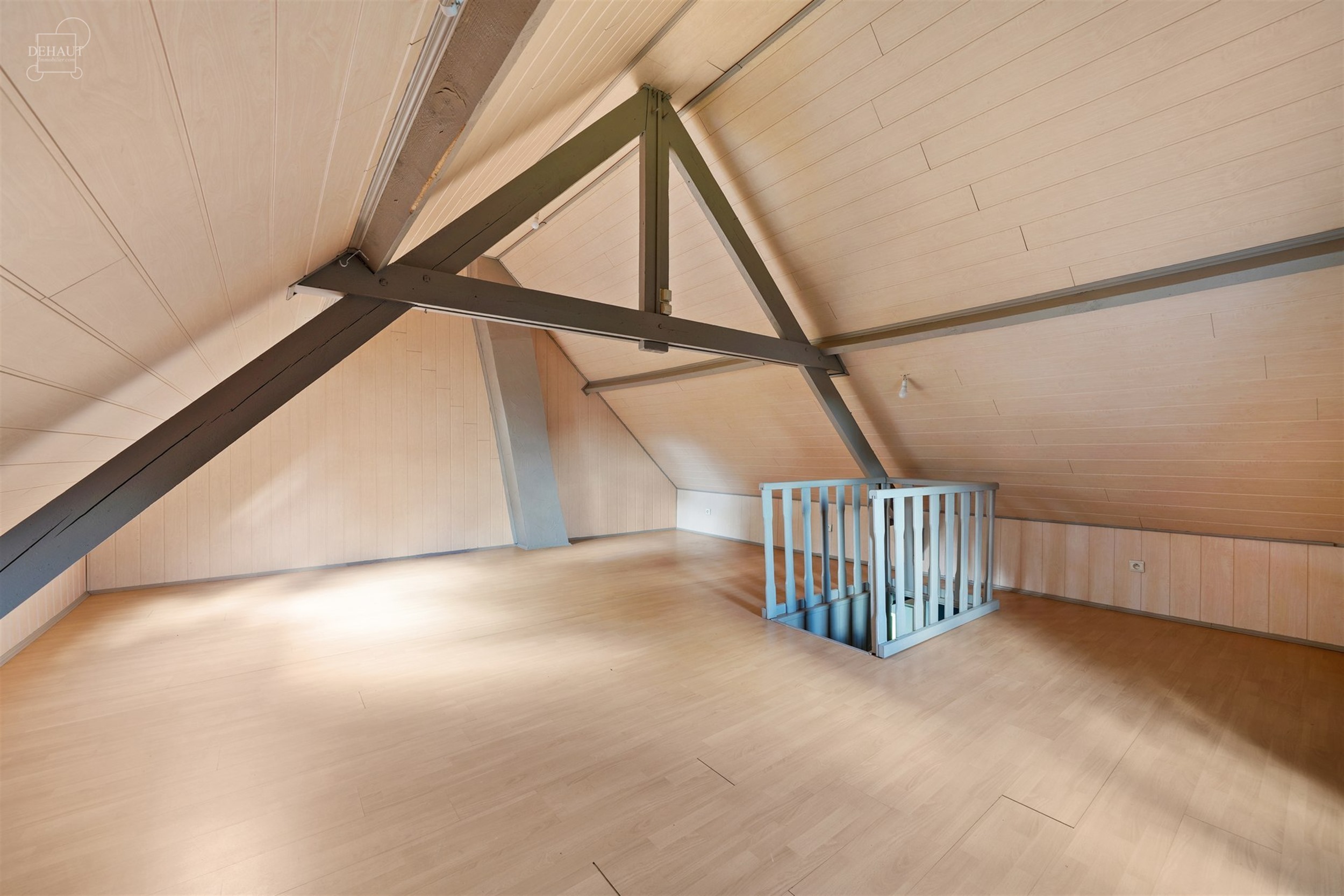 Charmante gelijkvloerse woning, iets terugliggend van een landweggetje, gebouwd op een perceel van ca. 1900 m².
Bestaat uit een woonkamer, een eetkam...