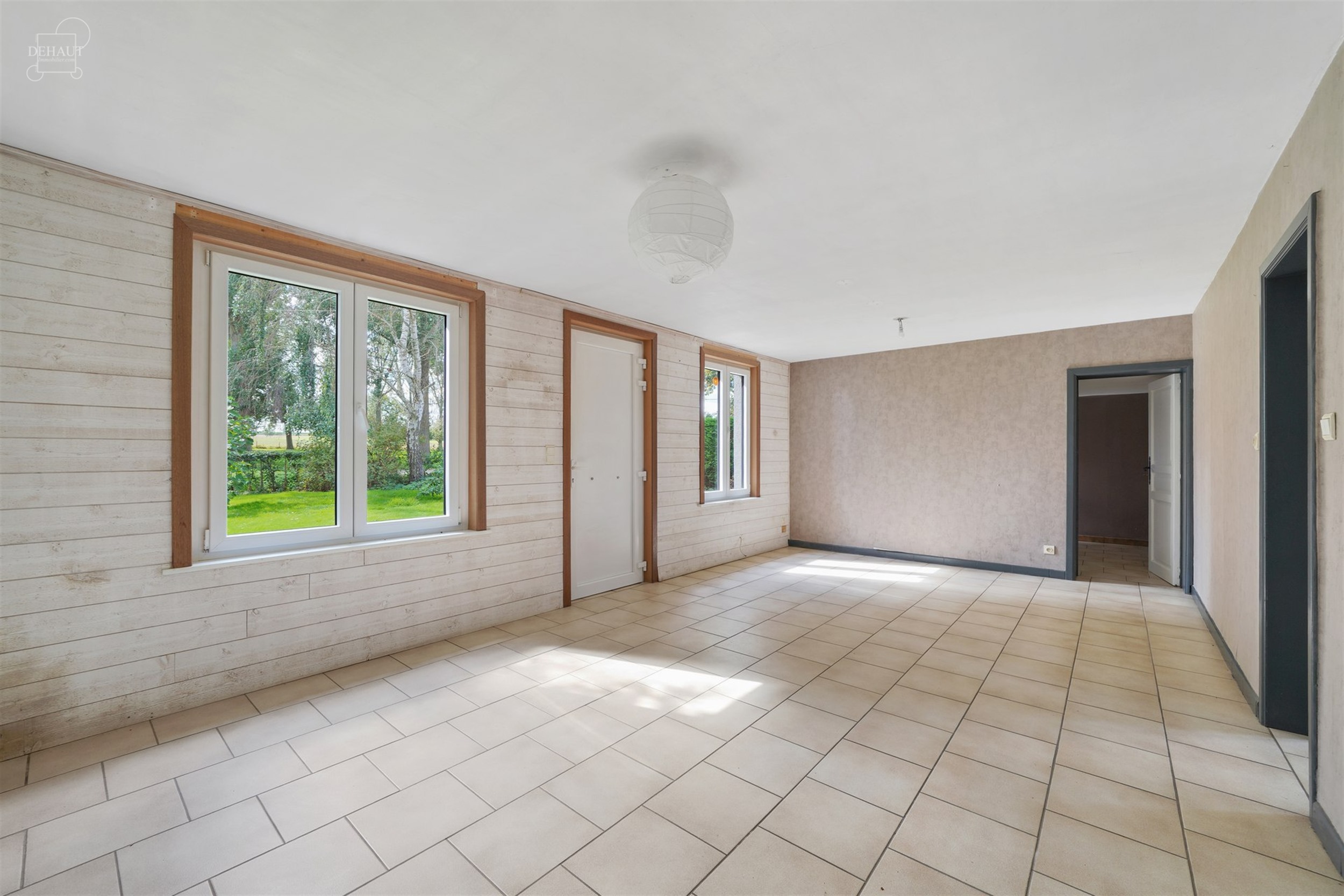 Charmante gelijkvloerse woning, iets terugliggend van een landweggetje, gebouwd op een perceel van ca. 1900 m².
Bestaat uit een woonkamer, een eetkam...