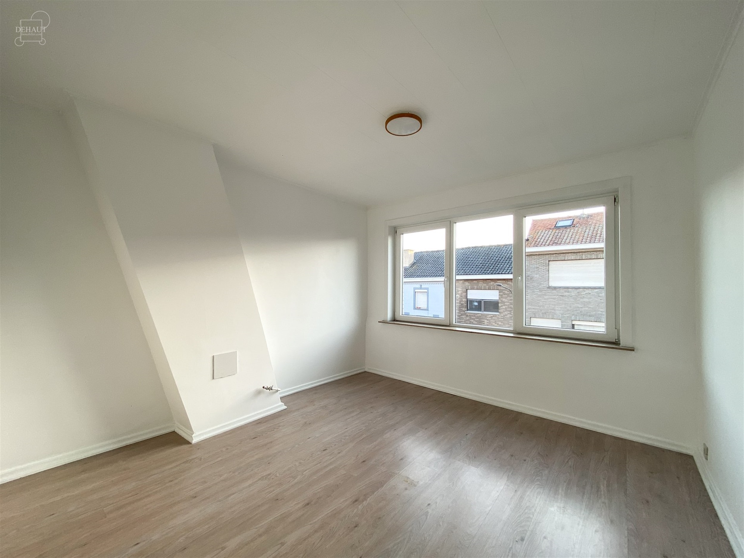 Bel appartement au 2ème étage d'un immeuble en centre-ville de LE BIZET composé d'un séjour ouvert sur cuisine équipée, une salle de bain, 2 cha...