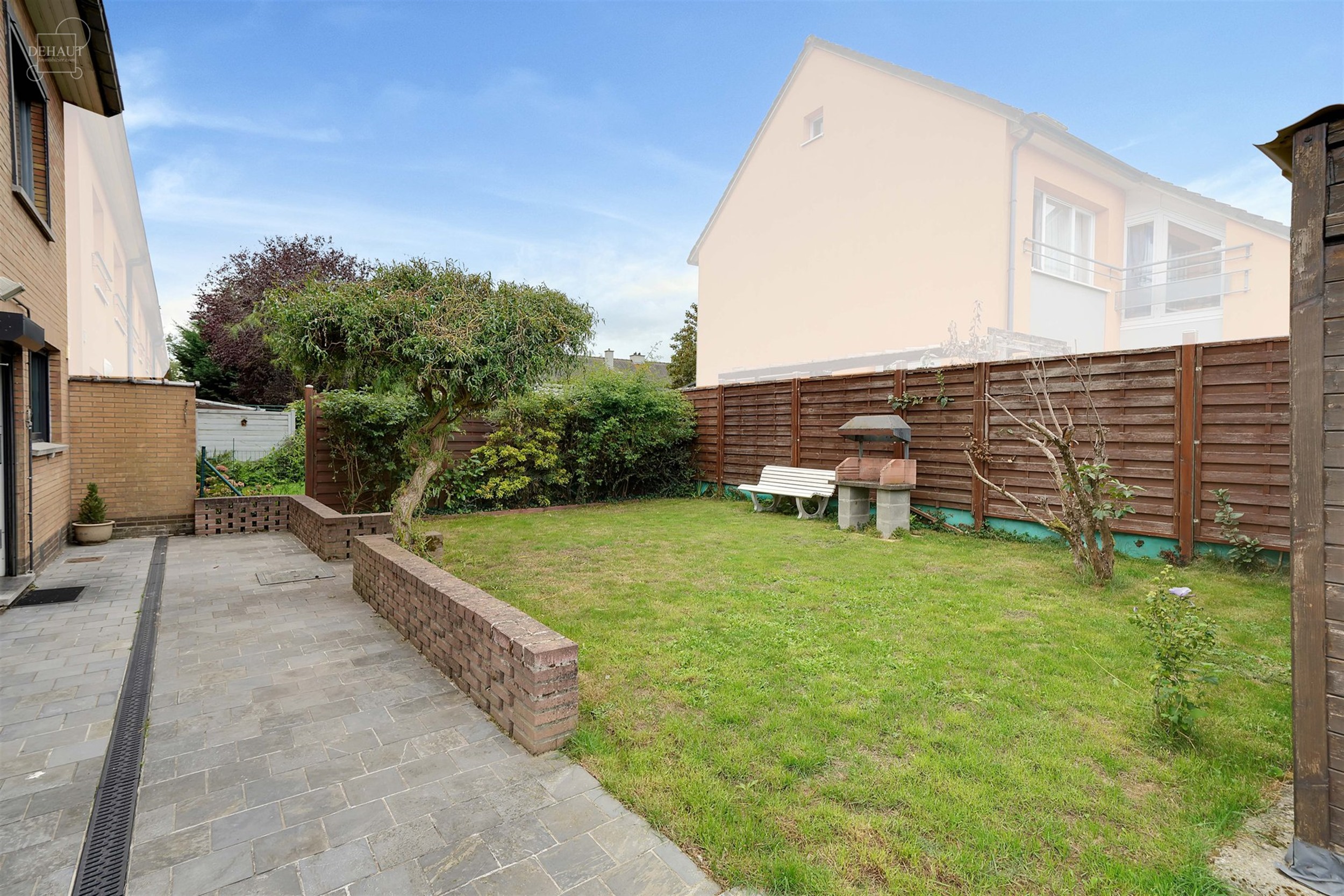 Maison semi-individuelle avec garage située dans un quartier résidentiel.
Se compose d'un hall d'entrée desservant un séjour, une cuisine, un cel...