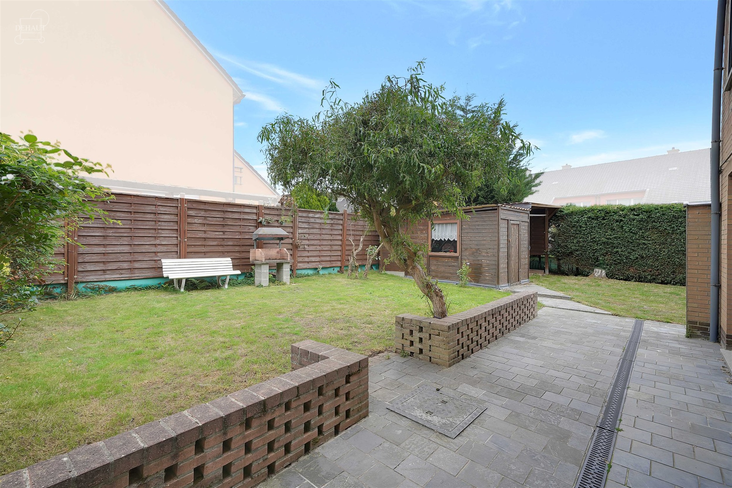 Maison semi-individuelle avec garage située dans un quartier résidentiel.
Se compose d'un hall d'entrée desservant un séjour, une cuisine, un cel...