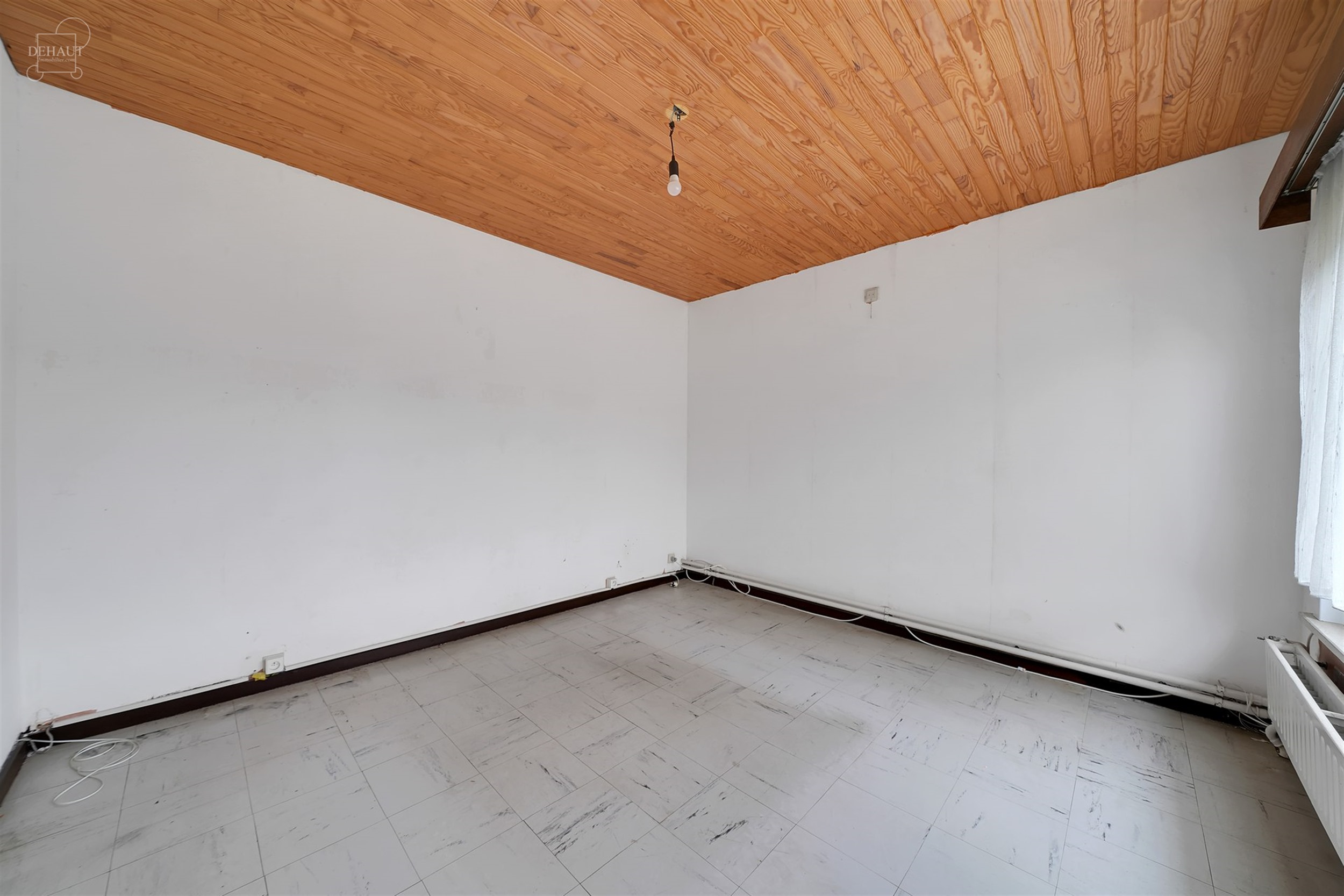 Maison semi-individuelle avec garage située dans un quartier résidentiel.
Se compose d'un hall d'entrée desservant un séjour, une cuisine, un cel...