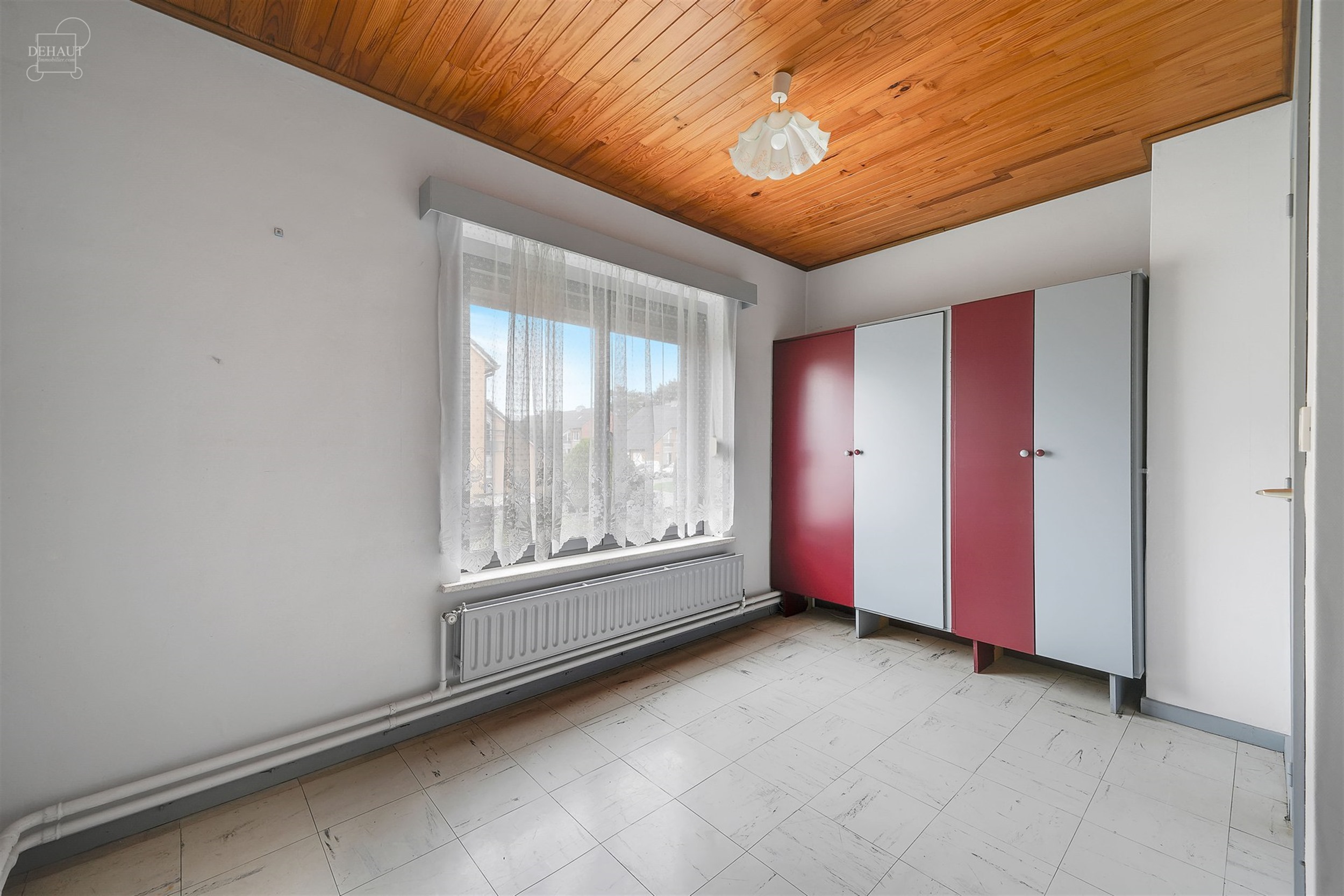 Maison semi-individuelle avec garage située dans un quartier résidentiel.
Se compose d'un hall d'entrée desservant un séjour, une cuisine, un cel...