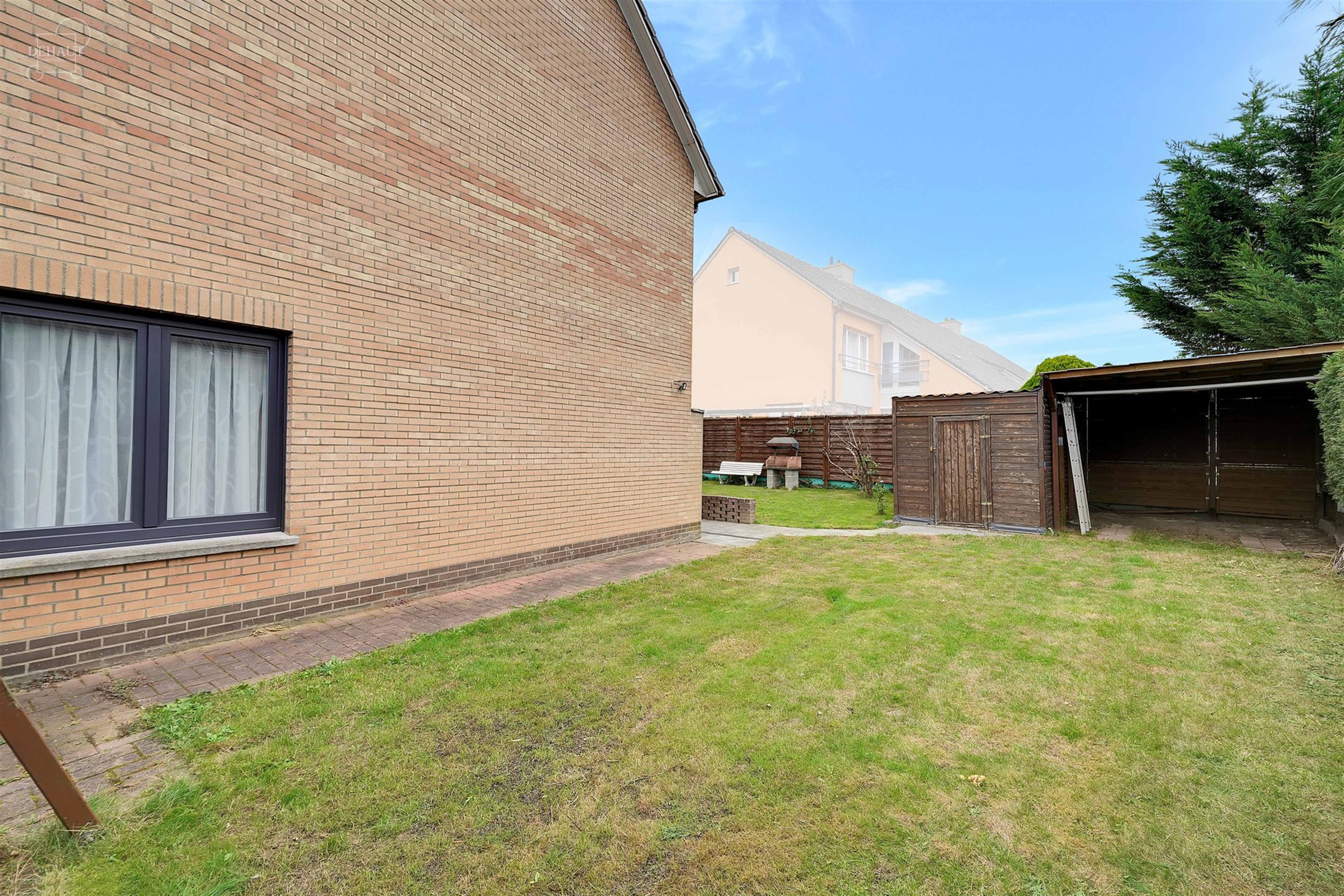 Maison semi-individuelle avec garage située dans un quartier résidentiel.
Se compose d'un hall d'entrée desservant un séjour, une cuisine, un cel...
