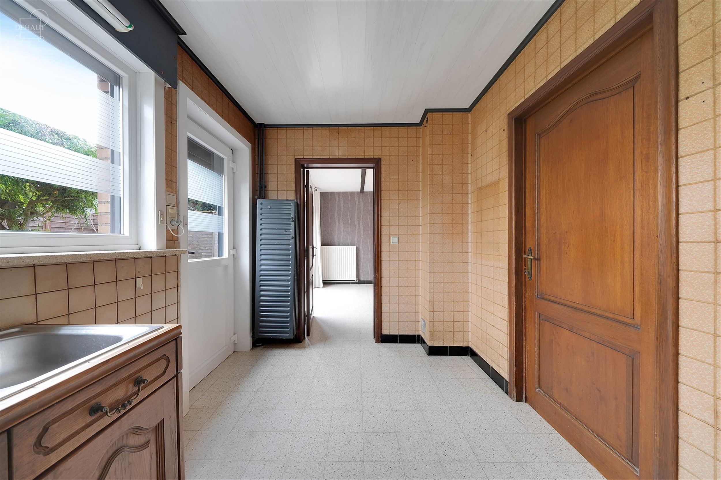 Maison semi-individuelle avec garage située dans un quartier résidentiel.
Se compose d'un hall d'entrée desservant un séjour, une cuisine, un cel...