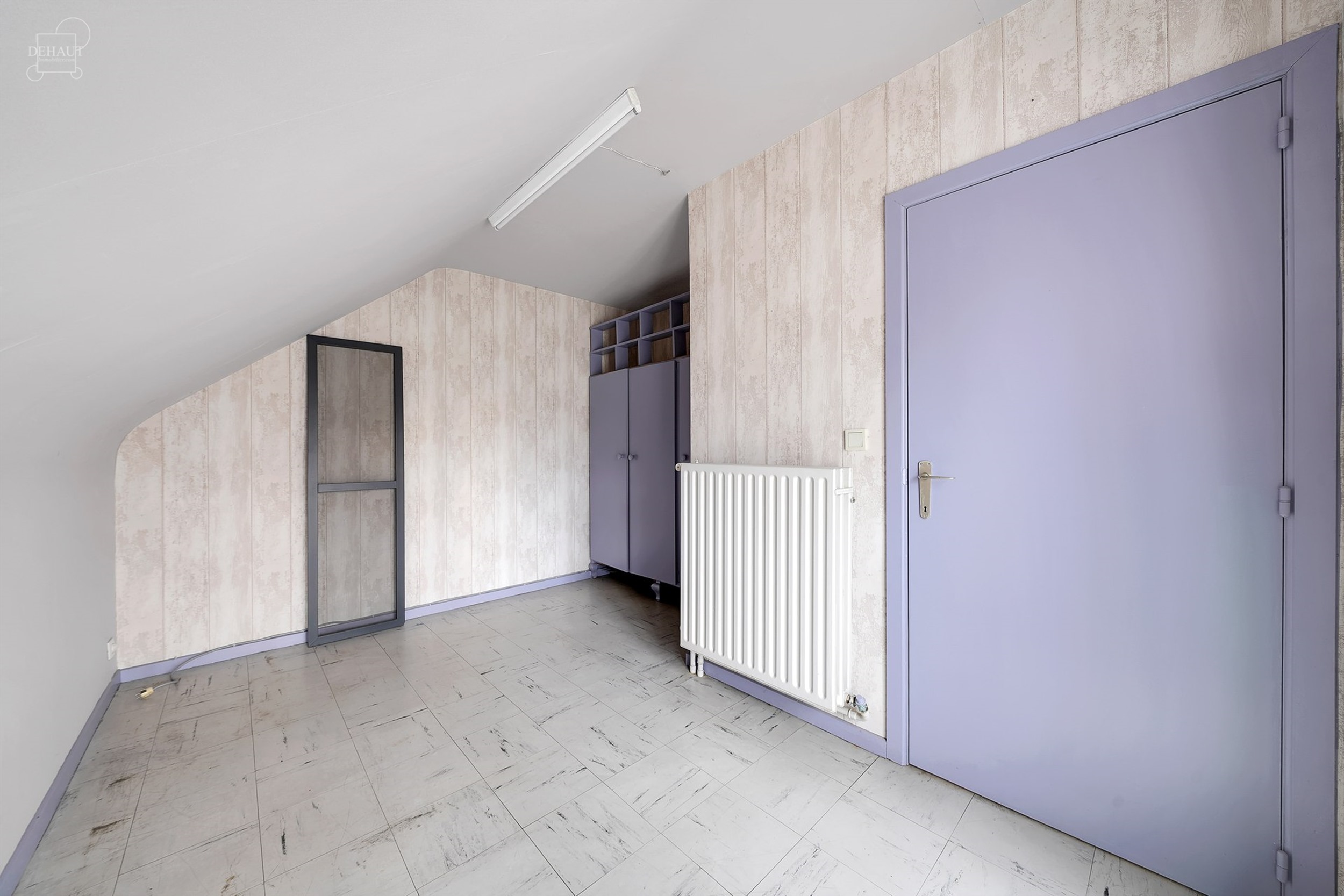 Maison semi-individuelle avec garage située dans un quartier résidentiel.
Se compose d'un hall d'entrée desservant un séjour, une cuisine, un cel...