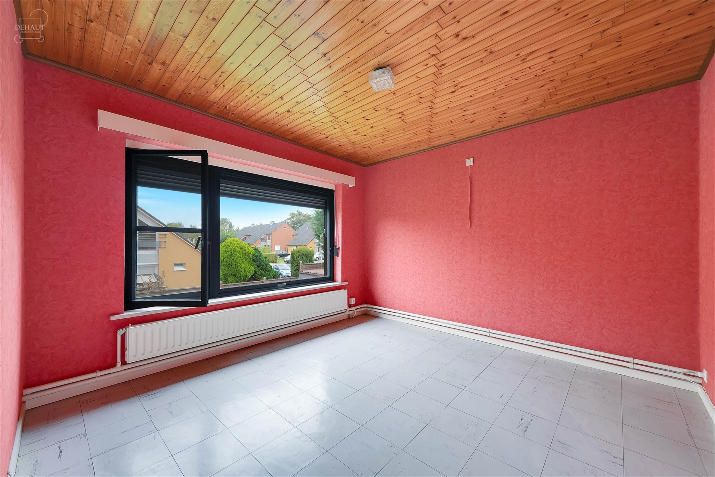 Maison semi-individuelle avec garage située dans un quartier résidentiel.
Se compose d'un hall d'entrée desservant un séjour, une cuisine, un cel...