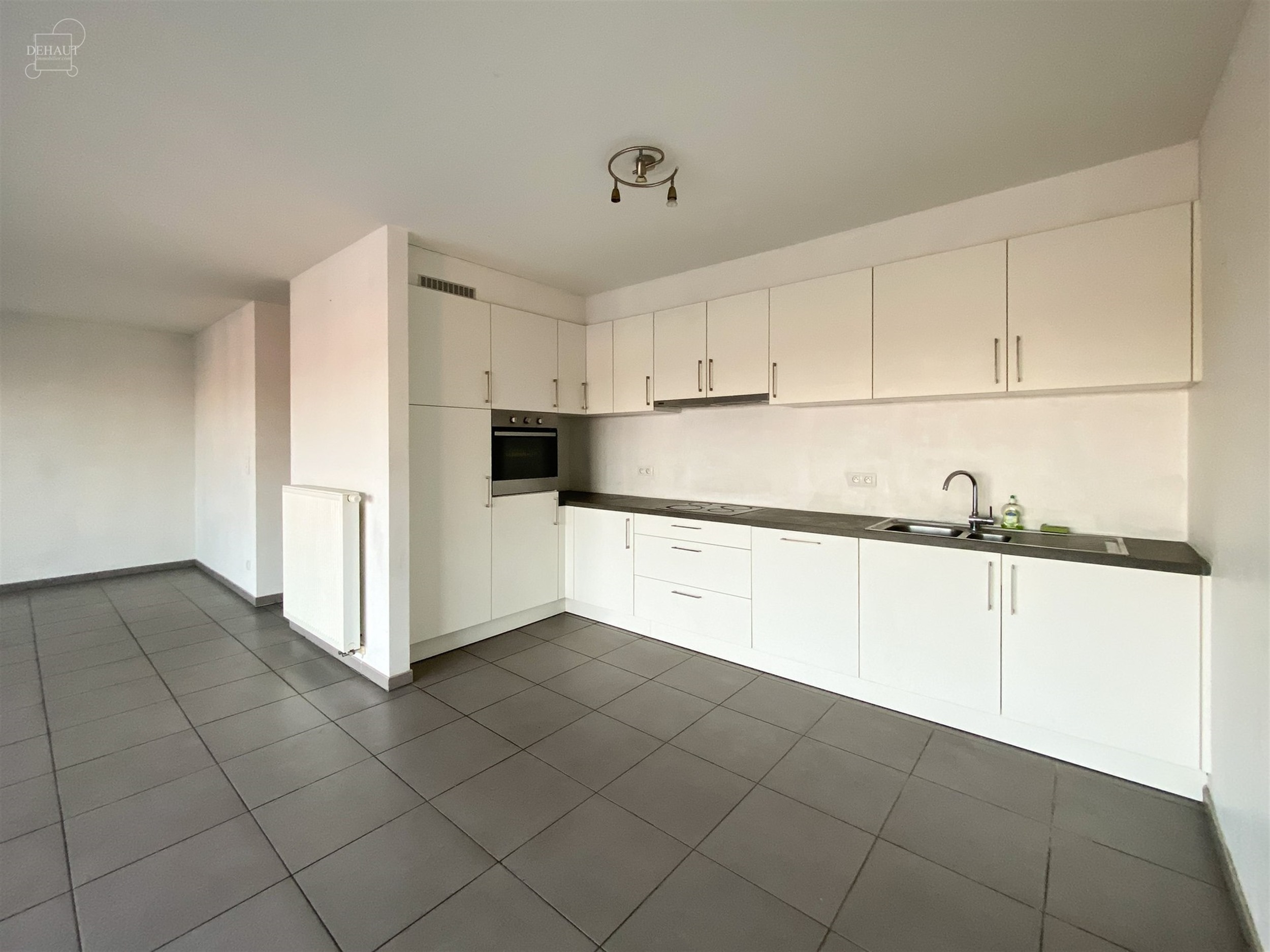 Joli appartement situé au troisième étage d'un immeuble avec ascenseur construit en 2018. 
Comprend un hall d'entrée, un séjour ouvert sur une c...