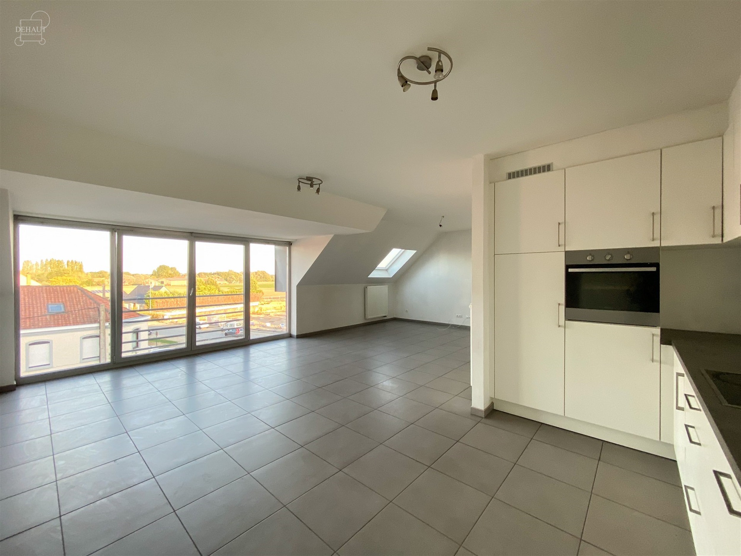 Joli appartement situé au troisième étage d'un immeuble avec ascenseur construit en 2018. 
Comprend un hall d'entrée, un séjour ouvert sur une c...