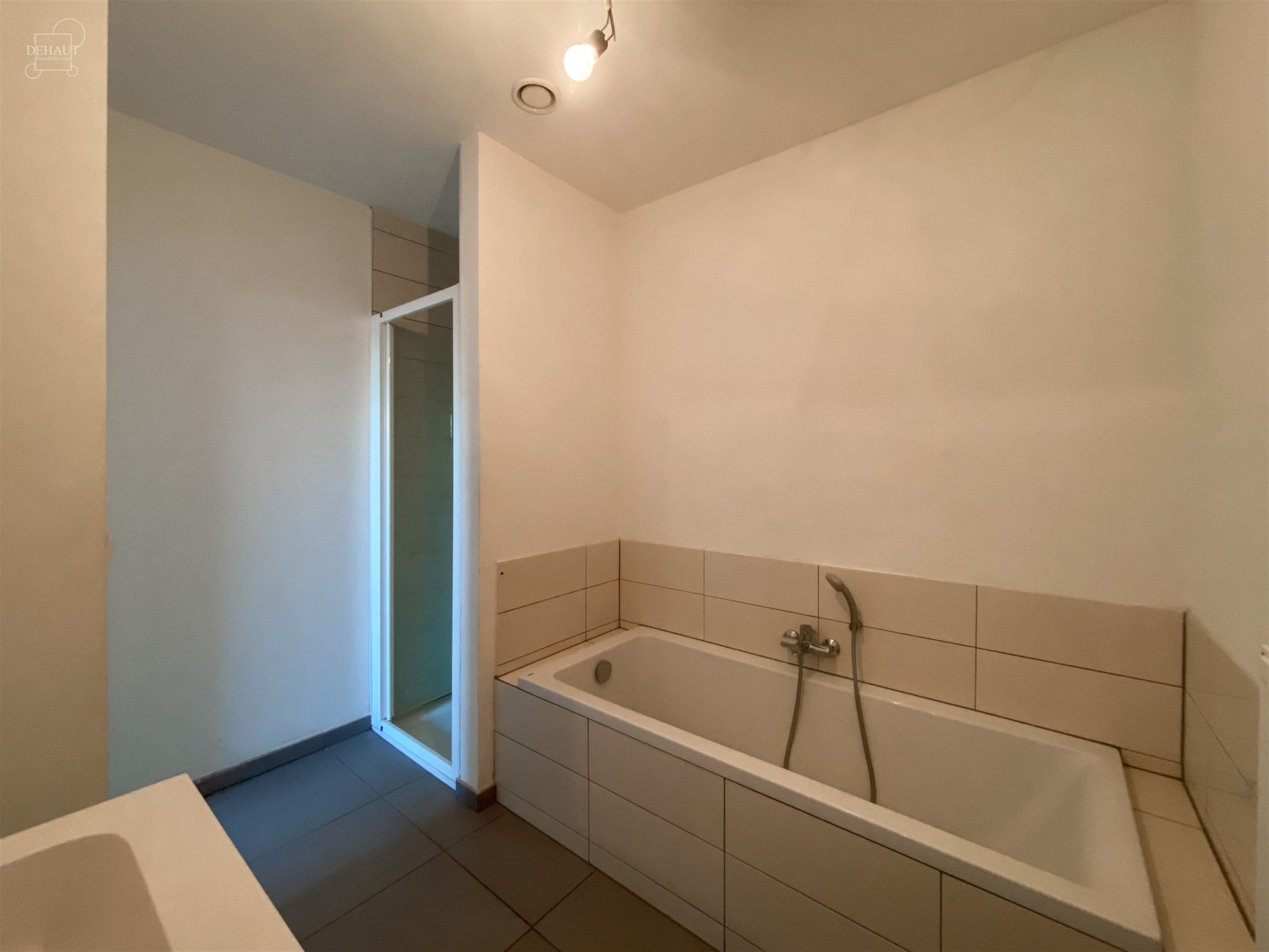 Joli appartement situé au troisième étage d'un immeuble avec ascenseur construit en 2018. 
Comprend un hall d'entrée, un séjour ouvert sur une c...
