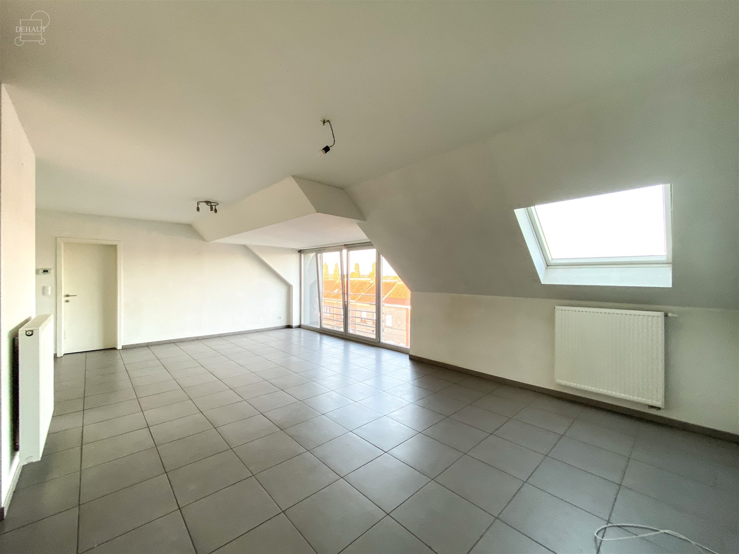 Joli appartement situé au troisième étage d'un immeuble avec ascenseur construit en 2018. 
Comprend un hall d'entrée, un séjour ouvert sur une c...