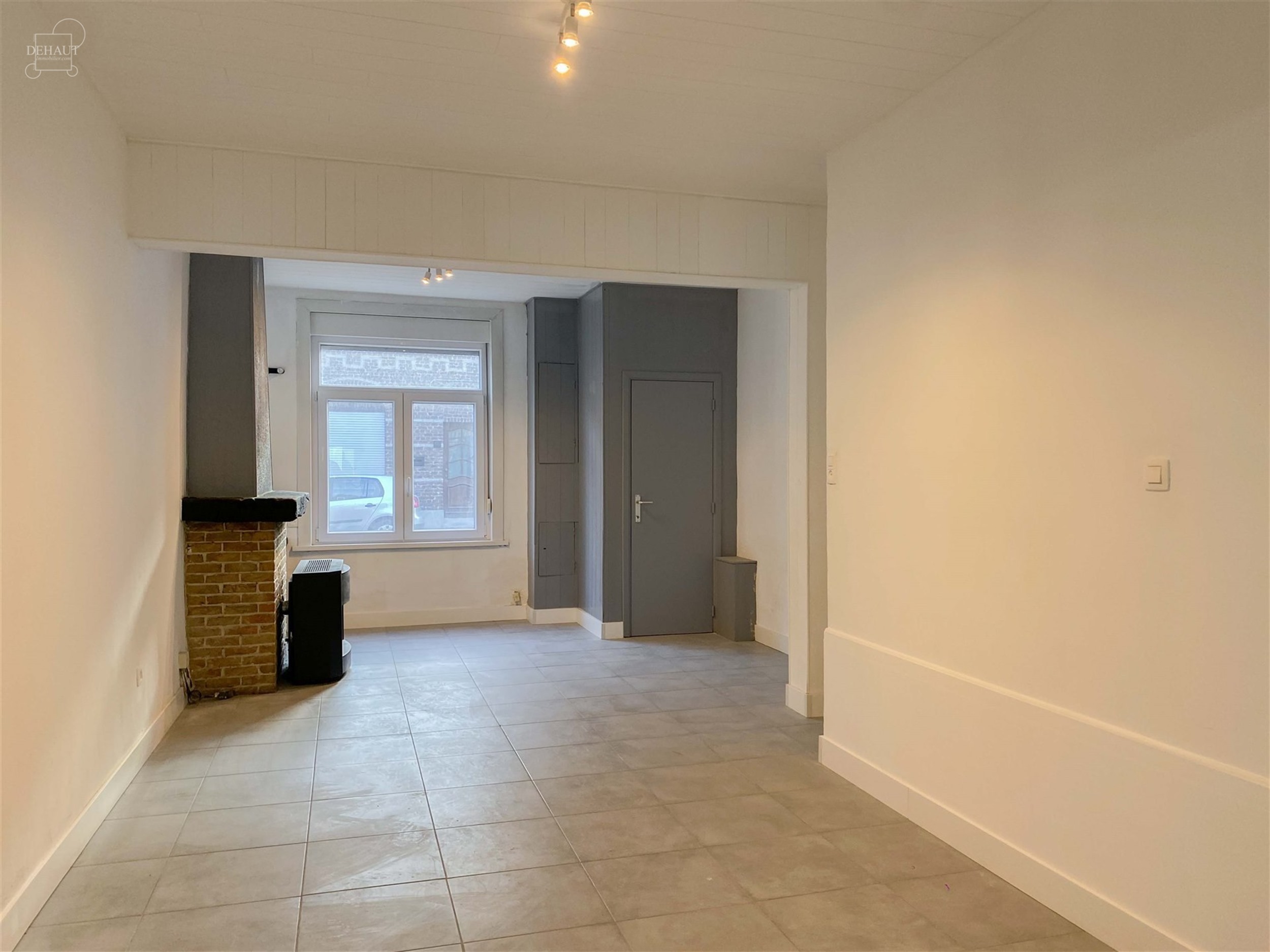 Mooi herenhuis onlangs gerenoveerd met een inkomhal, een woonkamer, een keuken, een badkamer en 3 slaapkamers. Mooie tuin met tegel terras. Onmiddelij...