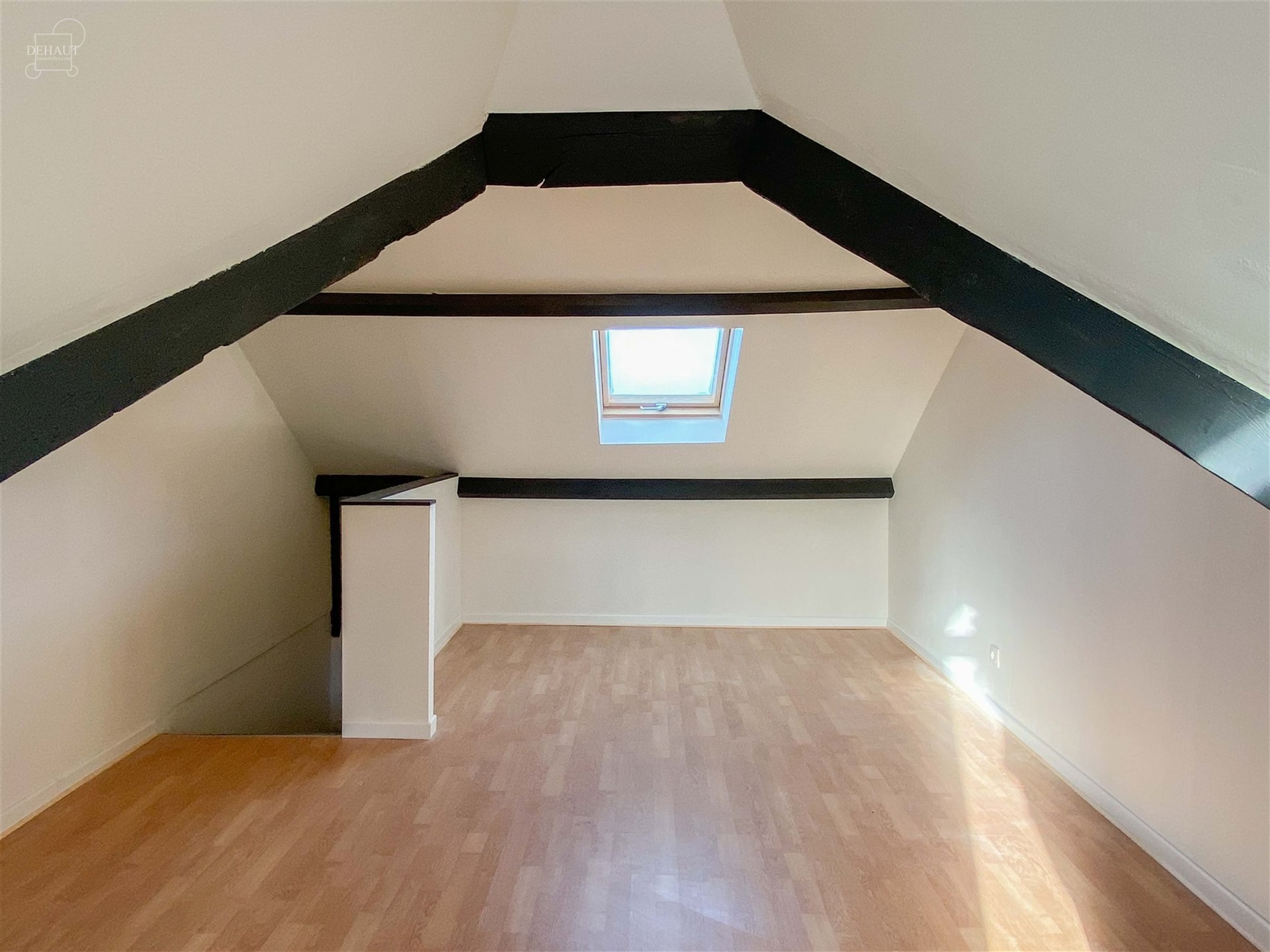 Mooi herenhuis onlangs gerenoveerd met een inkomhal, een woonkamer, een keuken, een badkamer en 3 slaapkamers. Mooie tuin met tegel terras. Onmiddelij...