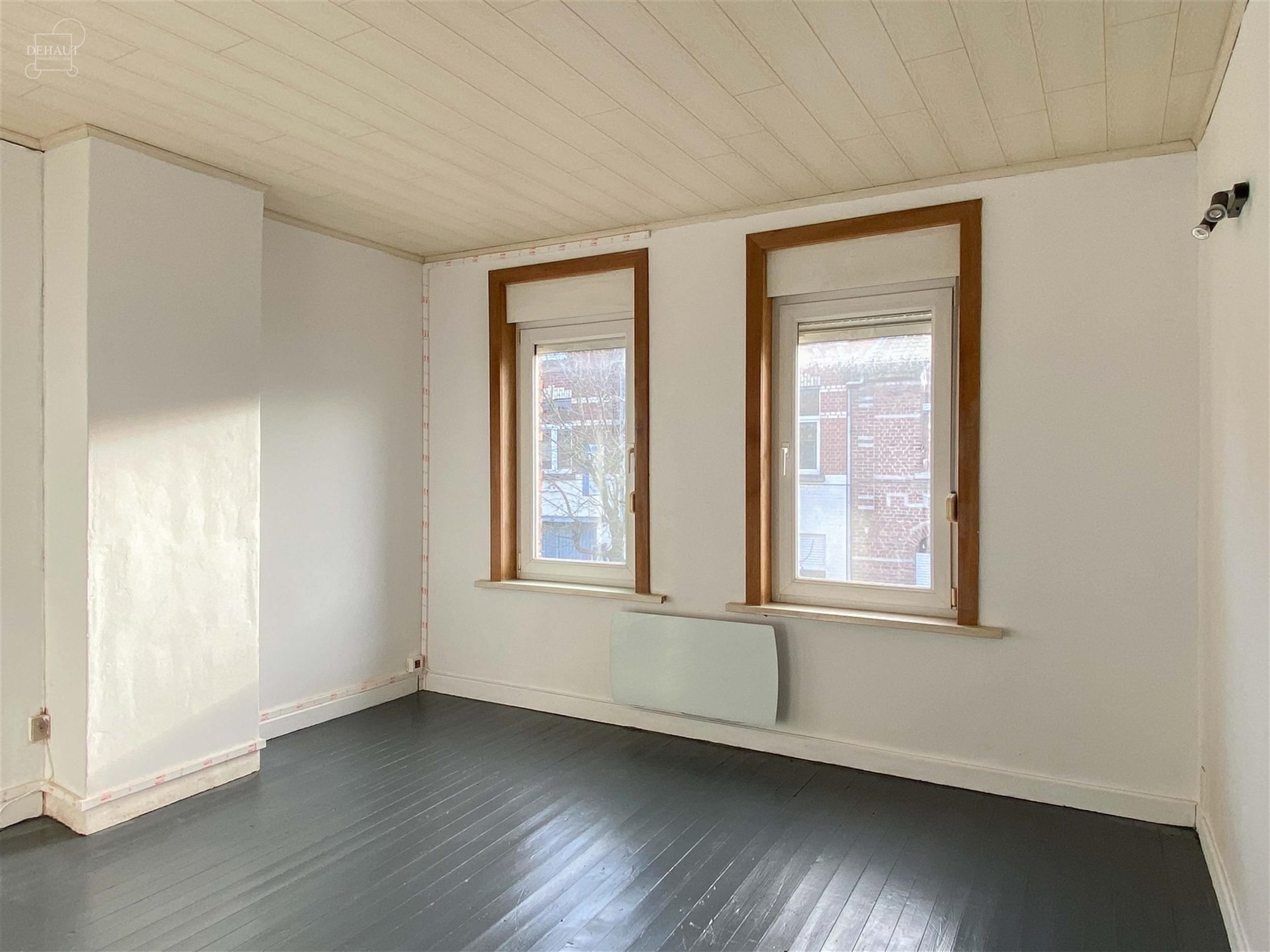 Mooi herenhuis onlangs gerenoveerd met een inkomhal, een woonkamer, een keuken, een badkamer en 3 slaapkamers. Mooie tuin met tegel terras. Onmiddelij...
