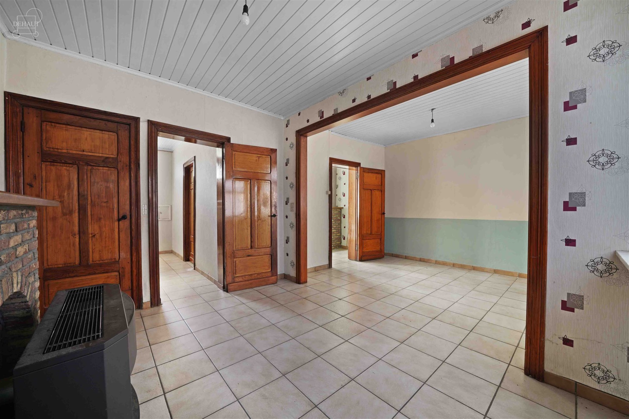 Large maison mitoyenne à rénover avec accès latéral. Se compose d'un hall d'entrée desservant un salon, une salle à manger, une cuisine, une sal...