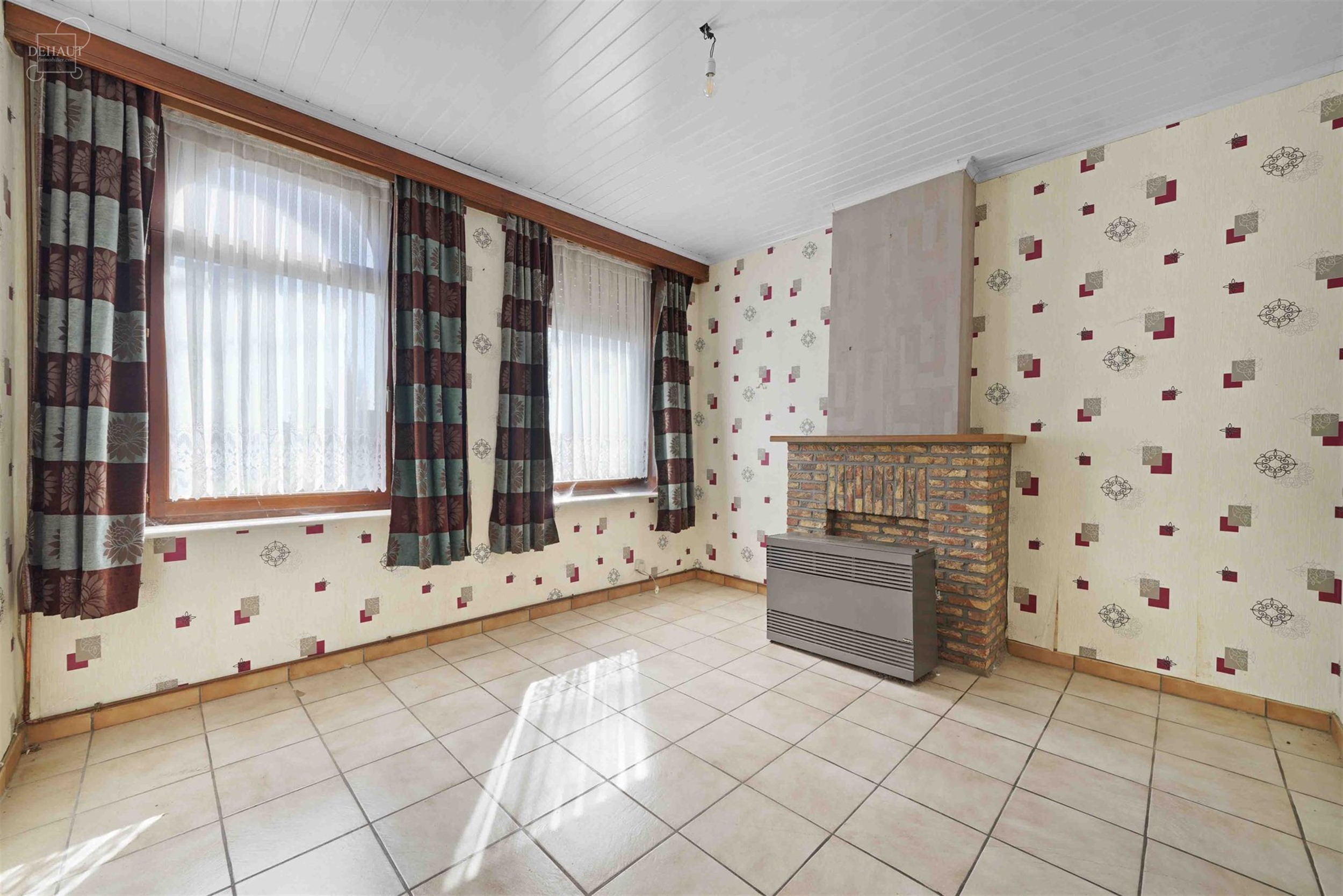 Large maison mitoyenne à rénover avec accès latéral. Se compose d'un hall d'entrée desservant un salon, une salle à manger, une cuisine, une sal...
