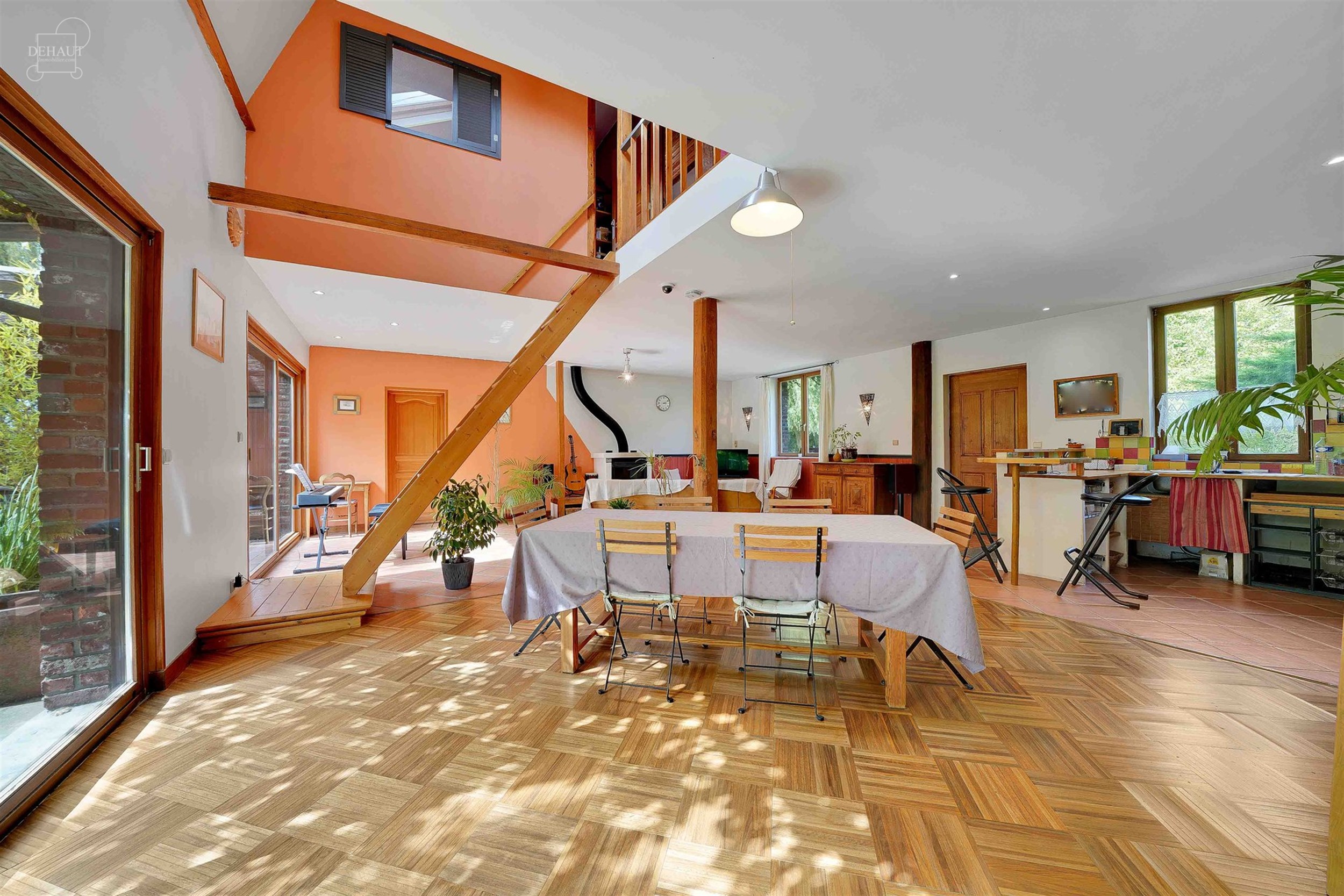 Jolie maison individuelle de campagne, de style fermette, érigée sur une parcelle de terrain d'env. 2.545m².  
Elle propose un hall d'entrée dess...