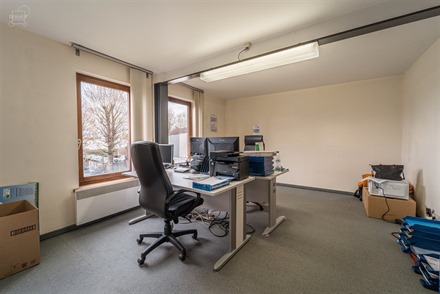 Bureau/local d'env. 31.3m² au 1er étage d'un immeuble situé en plein centre-ville de COMINES. Idéal pour bureau, profession libérale, ... Disponi...